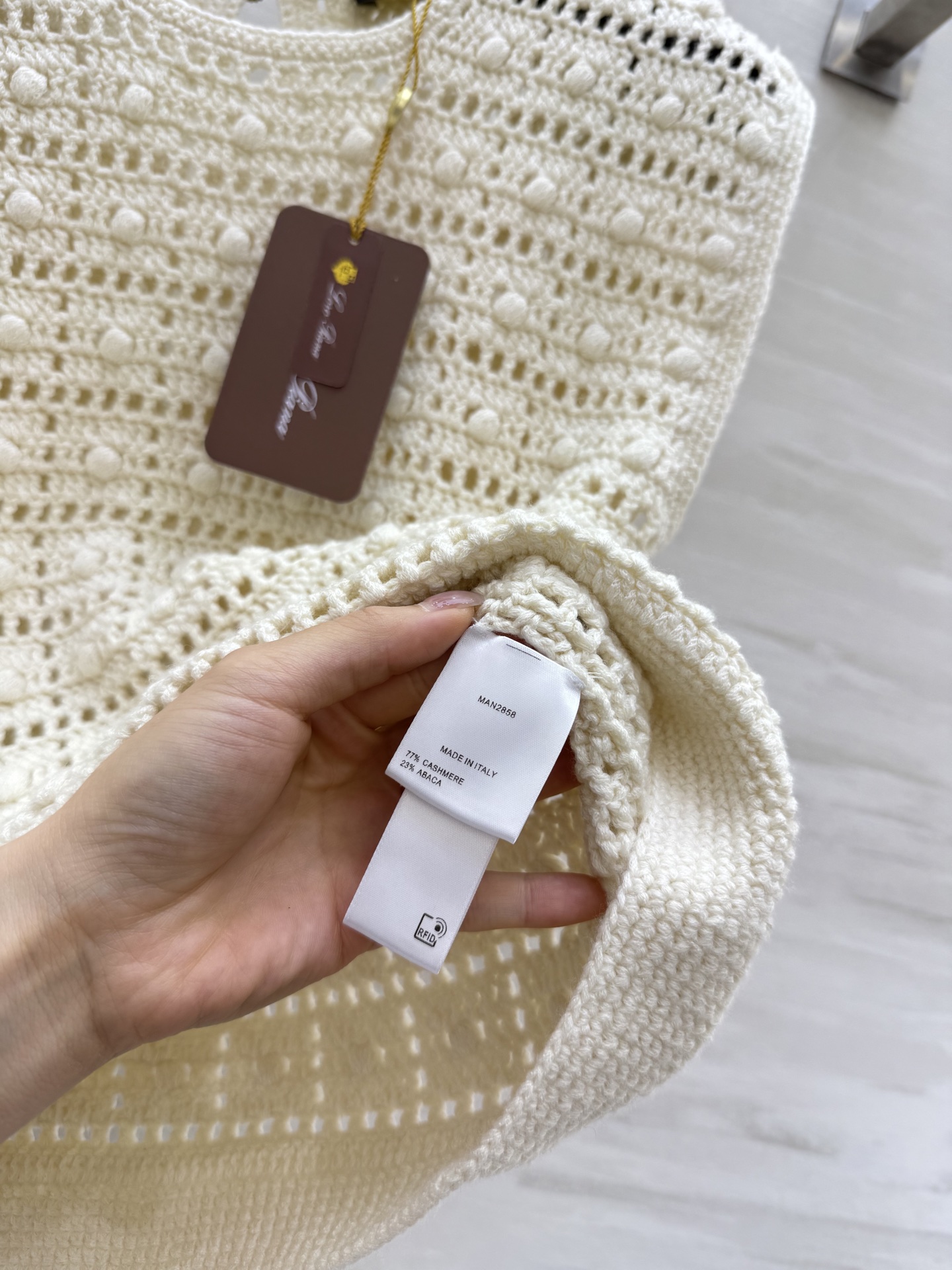 #Loro Piana ²⁵经典老钱风系列马甲背心 巧妙融合奢华羊绒和以超强韧性著称的焦麻 这一面料触感