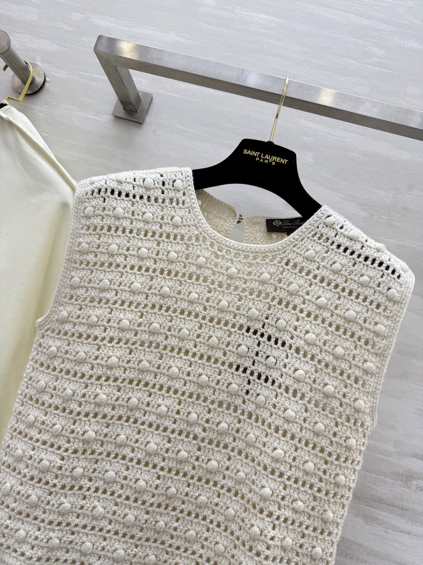 #Loro Piana ²⁵经典老钱风系列马甲背心 巧妙融合奢华羊绒和以超强韧性著称的焦麻 这一面料触感