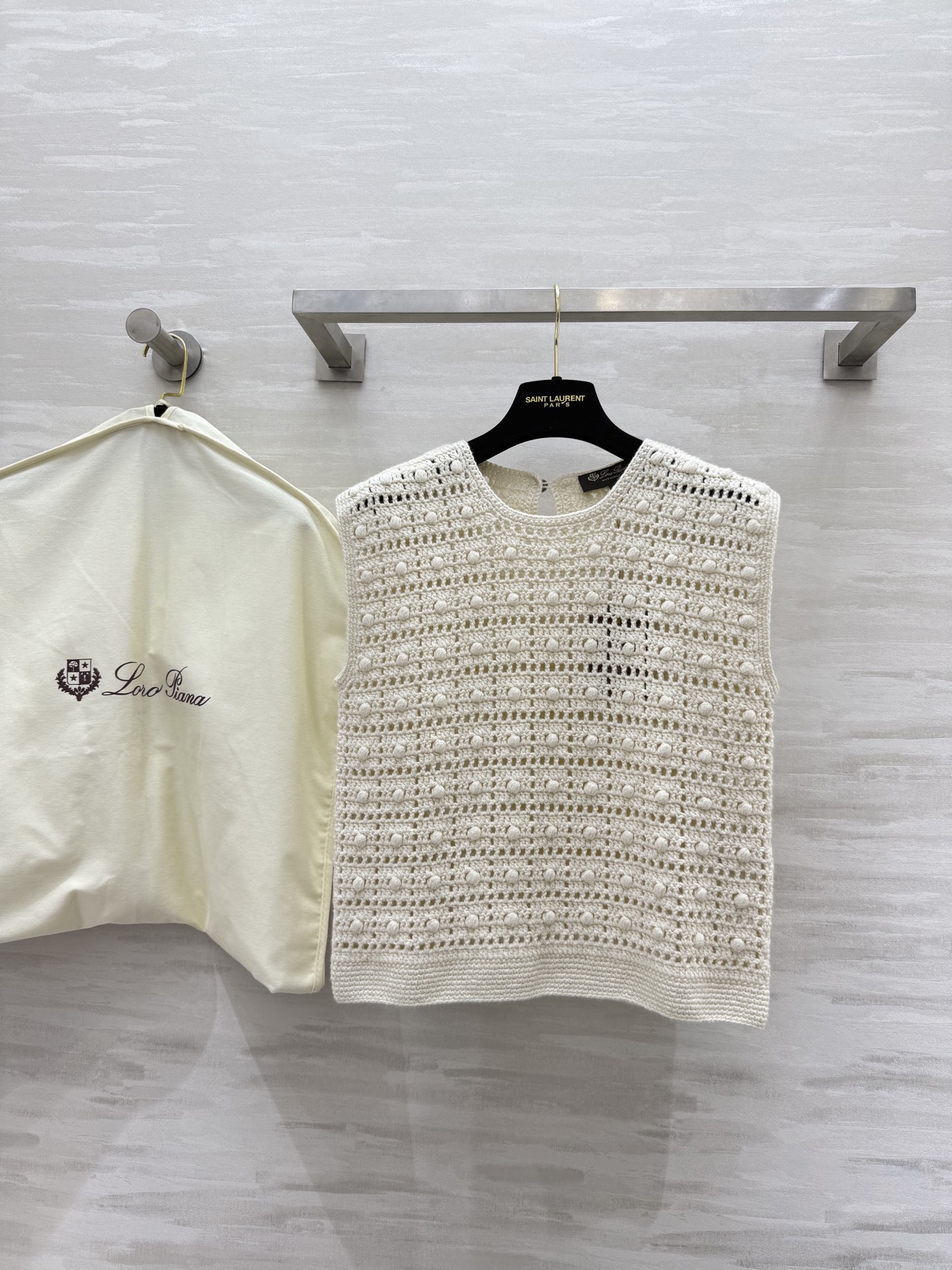 #Loro Piana ²⁵经典老钱风系列马甲背心 巧妙融合奢华羊绒和以超强韧性著称的焦麻 这一面料触感