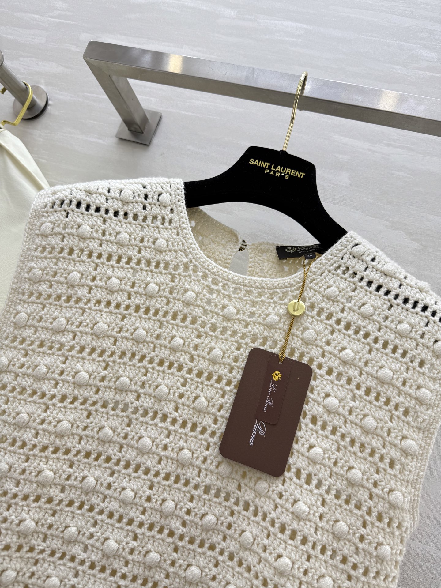 #Loro Piana ²⁵经典老钱风系列马甲背心 巧妙融合奢华羊绒和以超强韧性著称的焦麻 这一面料触感