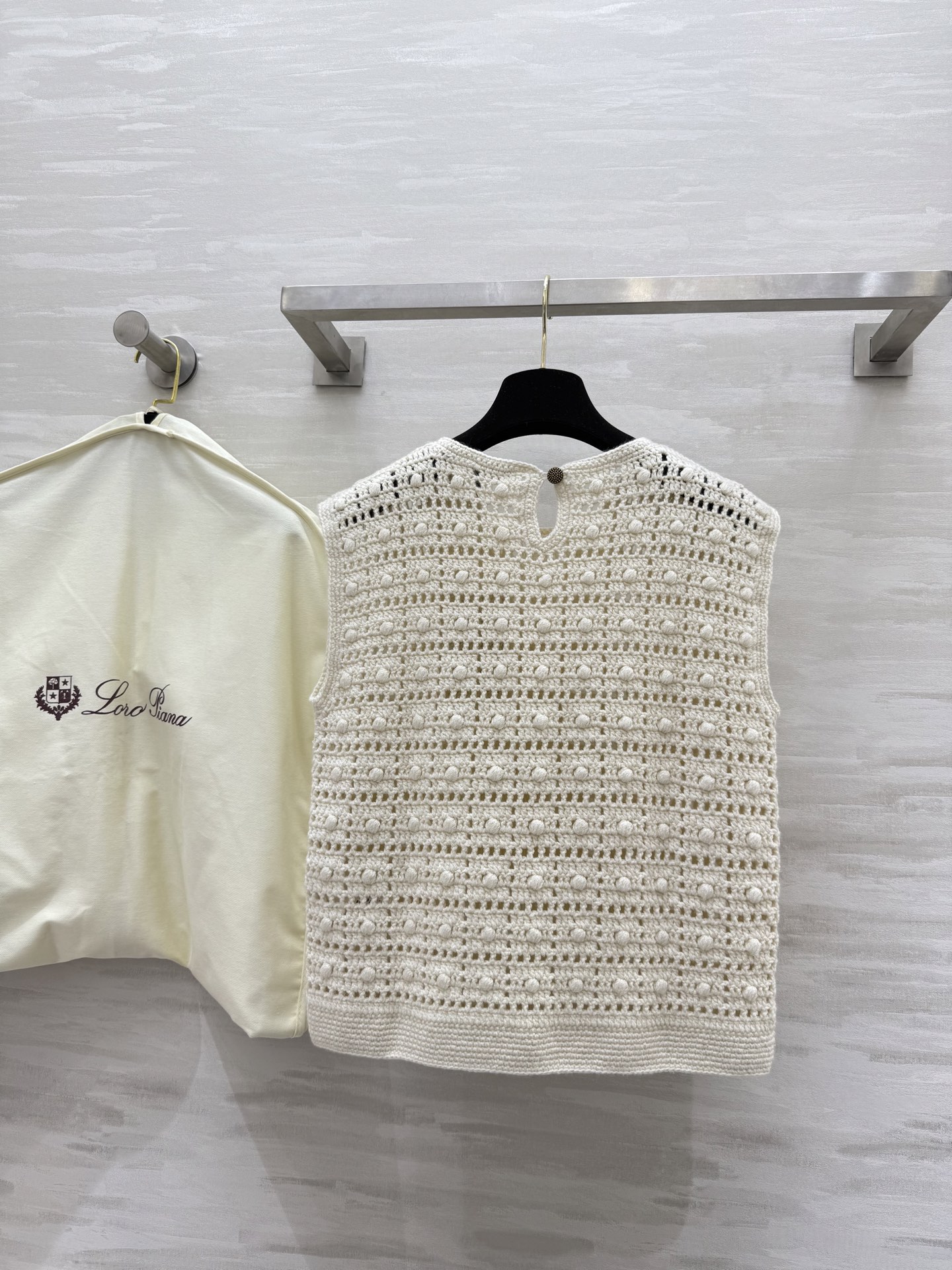 #Loro Piana ²⁵经典老钱风系列马甲背心 巧妙融合奢华羊绒和以超强韧性著称的焦麻 这一面料触感