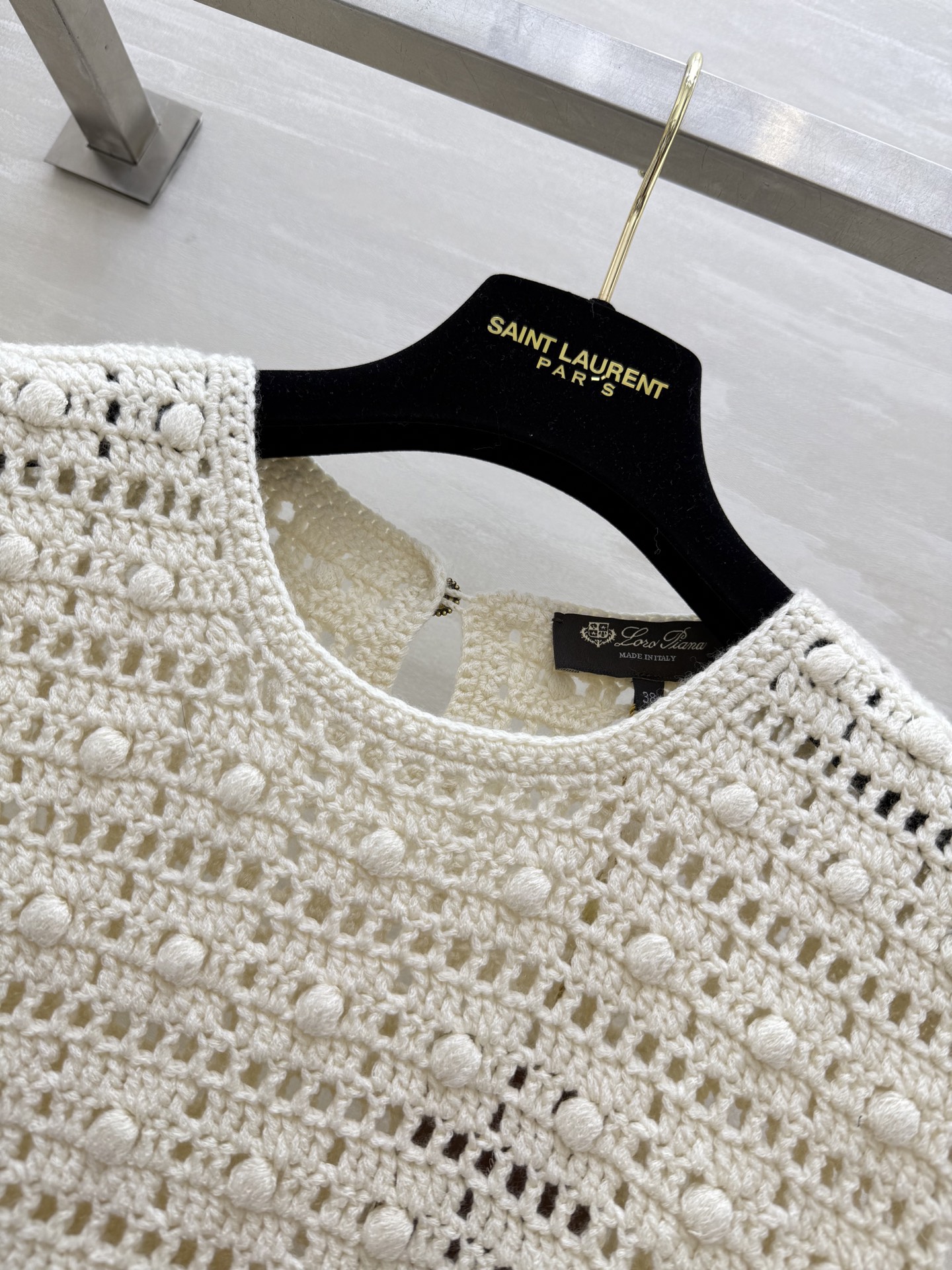 #Loro Piana ²⁵经典老钱风系列马甲背心 巧妙融合奢华羊绒和以超强韧性著称的焦麻 这一面料触感