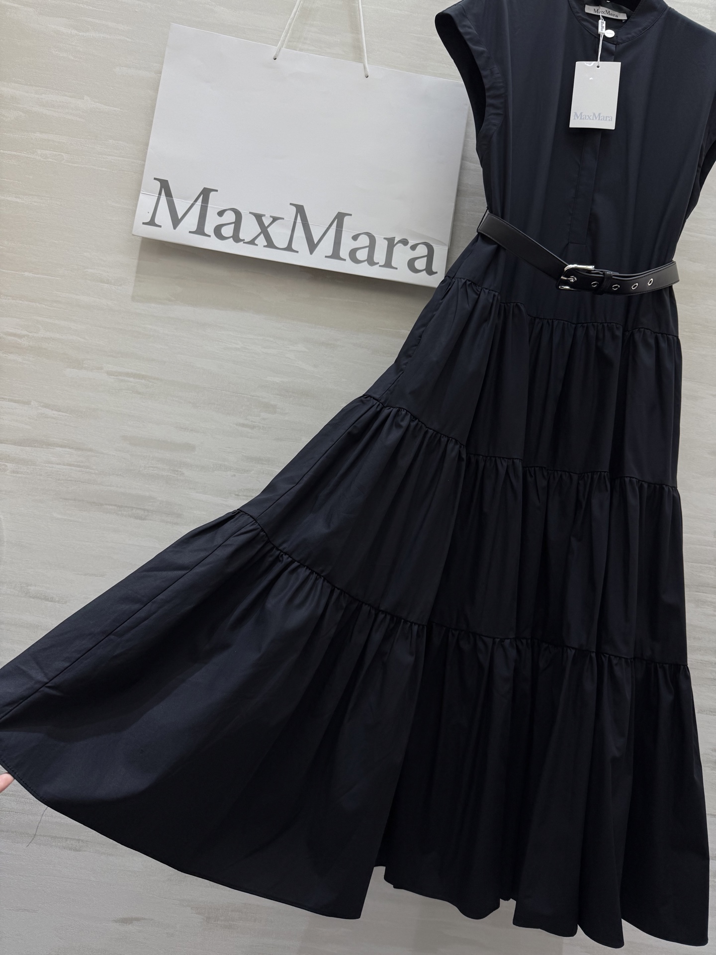 #Maxmar♡²⁵新款法式连衣裙 简约大方又不失时尚感 黑色腰带巧妙点缀 瞬间提升腰线上身真的巨显瘦 