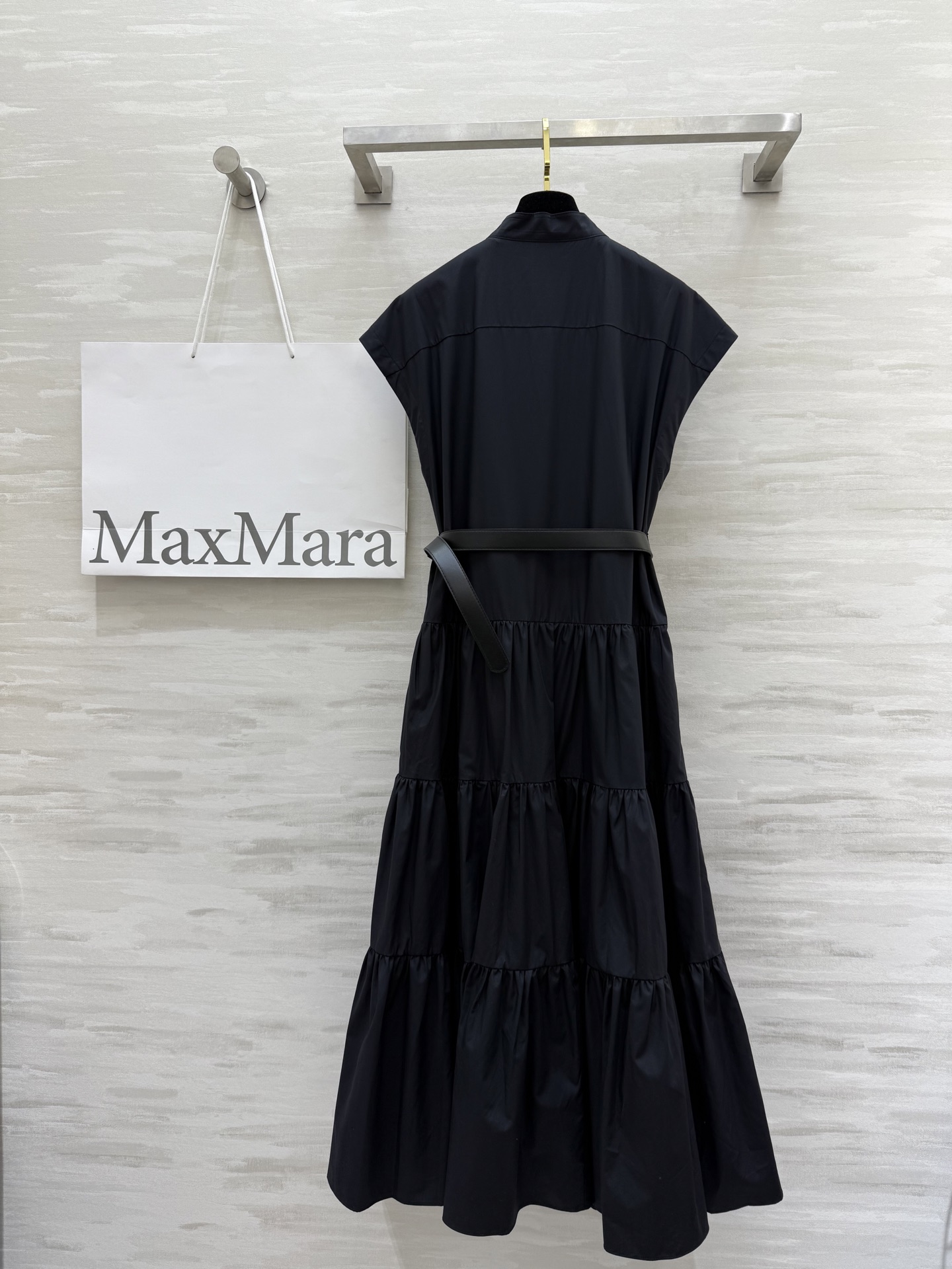 #Maxmar♡²⁵新款法式连衣裙 简约大方又不失时尚感 黑色腰带巧妙点缀 瞬间提升腰线上身真的巨显瘦 