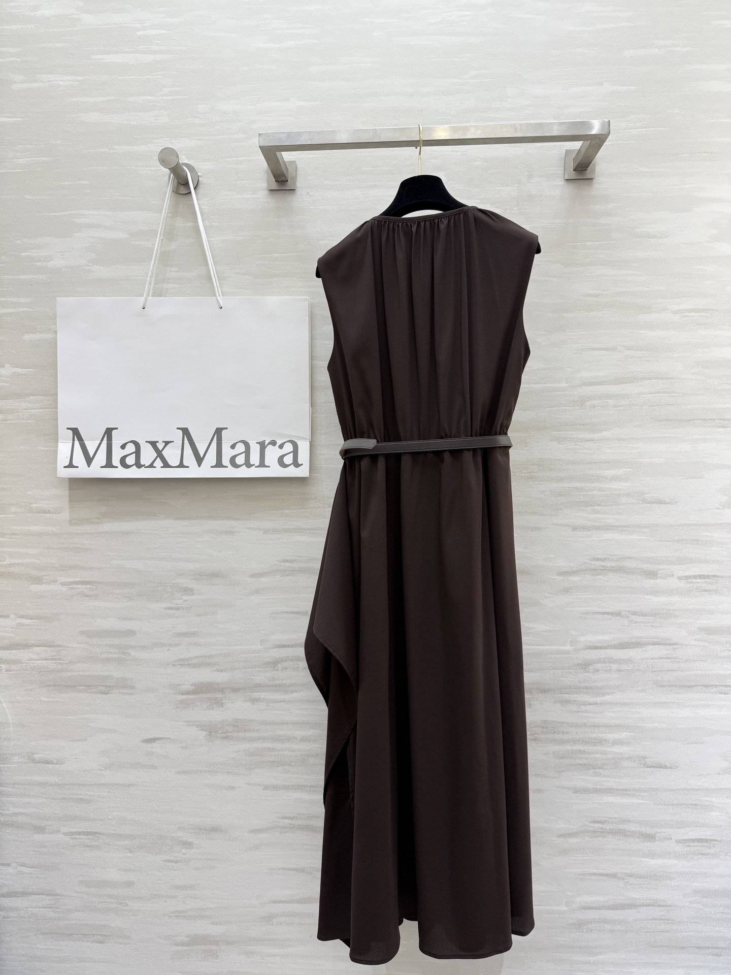#Maxmar♡²⁵新款 赫本风 优雅半开领收腰连衣裙 天丝混纺醋酸面料很高级 不规则裙摆设计搭配腰带上
