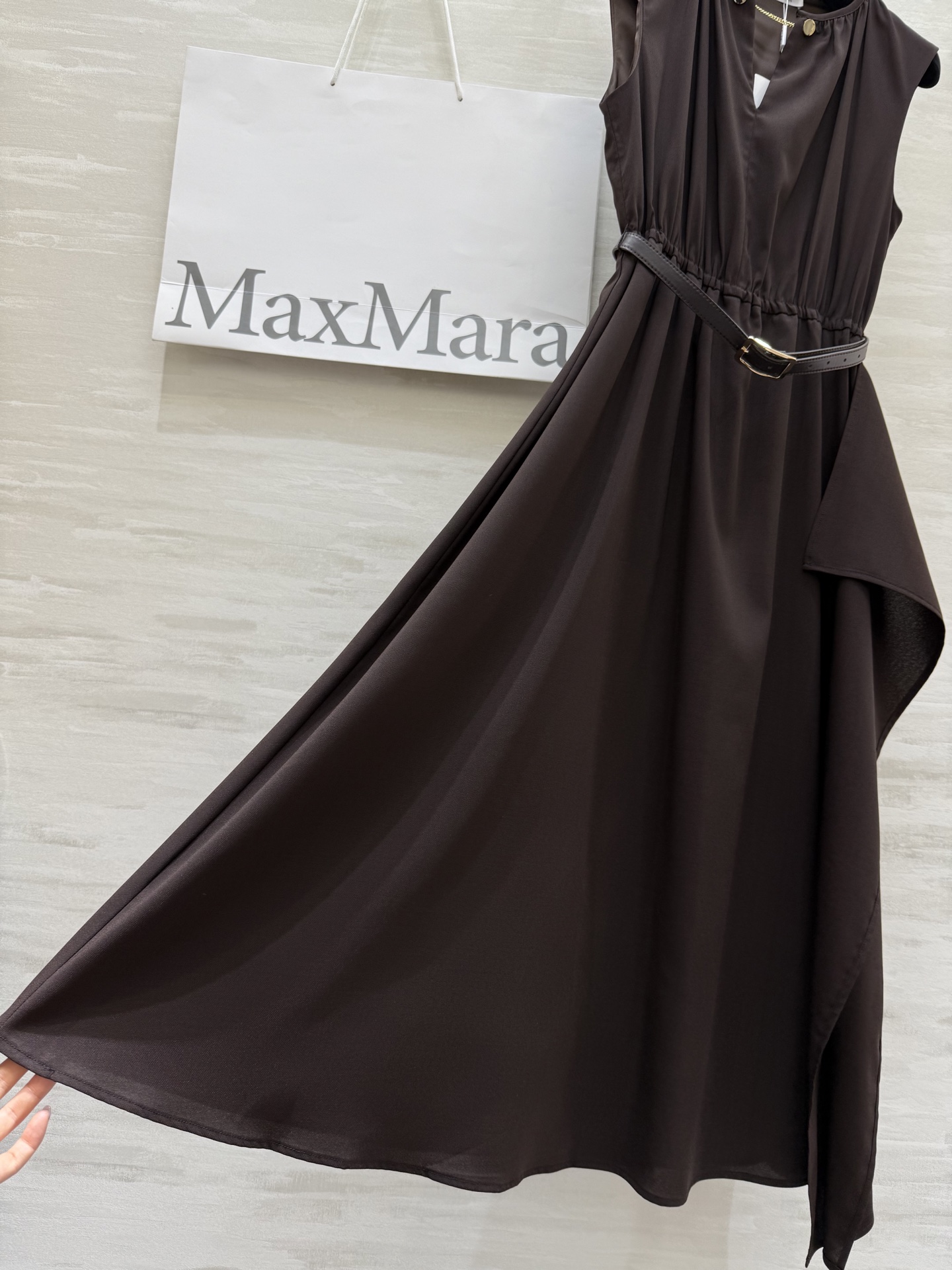#Maxmar♡²⁵新款 赫本风 优雅半开领收腰连衣裙 天丝混纺醋酸面料很高级 不规则裙摆设计搭配腰带上