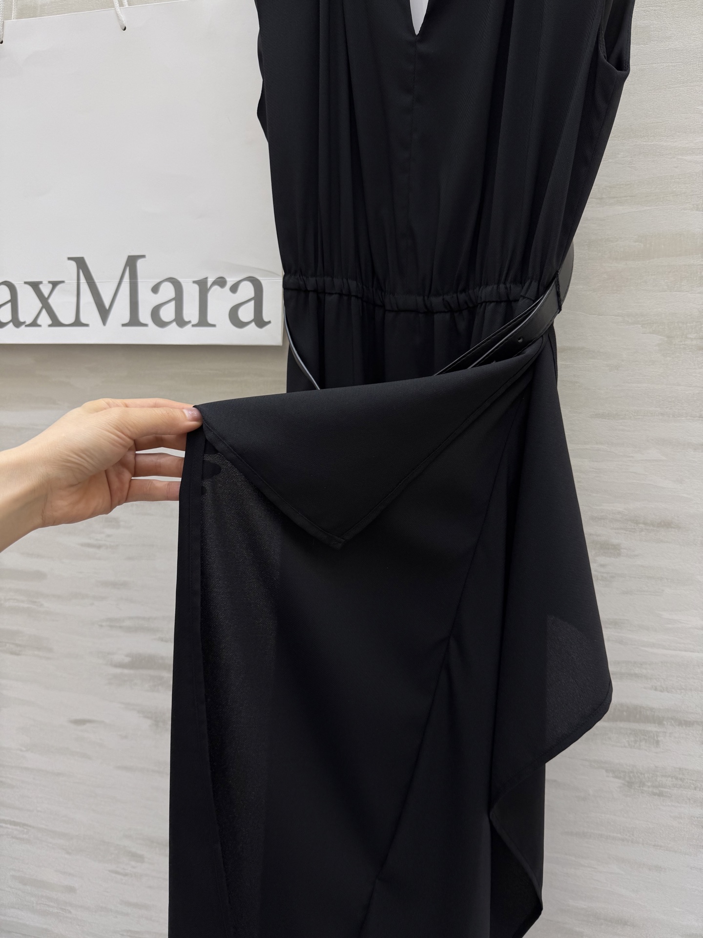 #Maxmar♡²⁵新款 赫本风 优雅半开领收腰连衣裙 天丝混纺醋酸面料很高级 不规则裙摆设计搭配腰带上