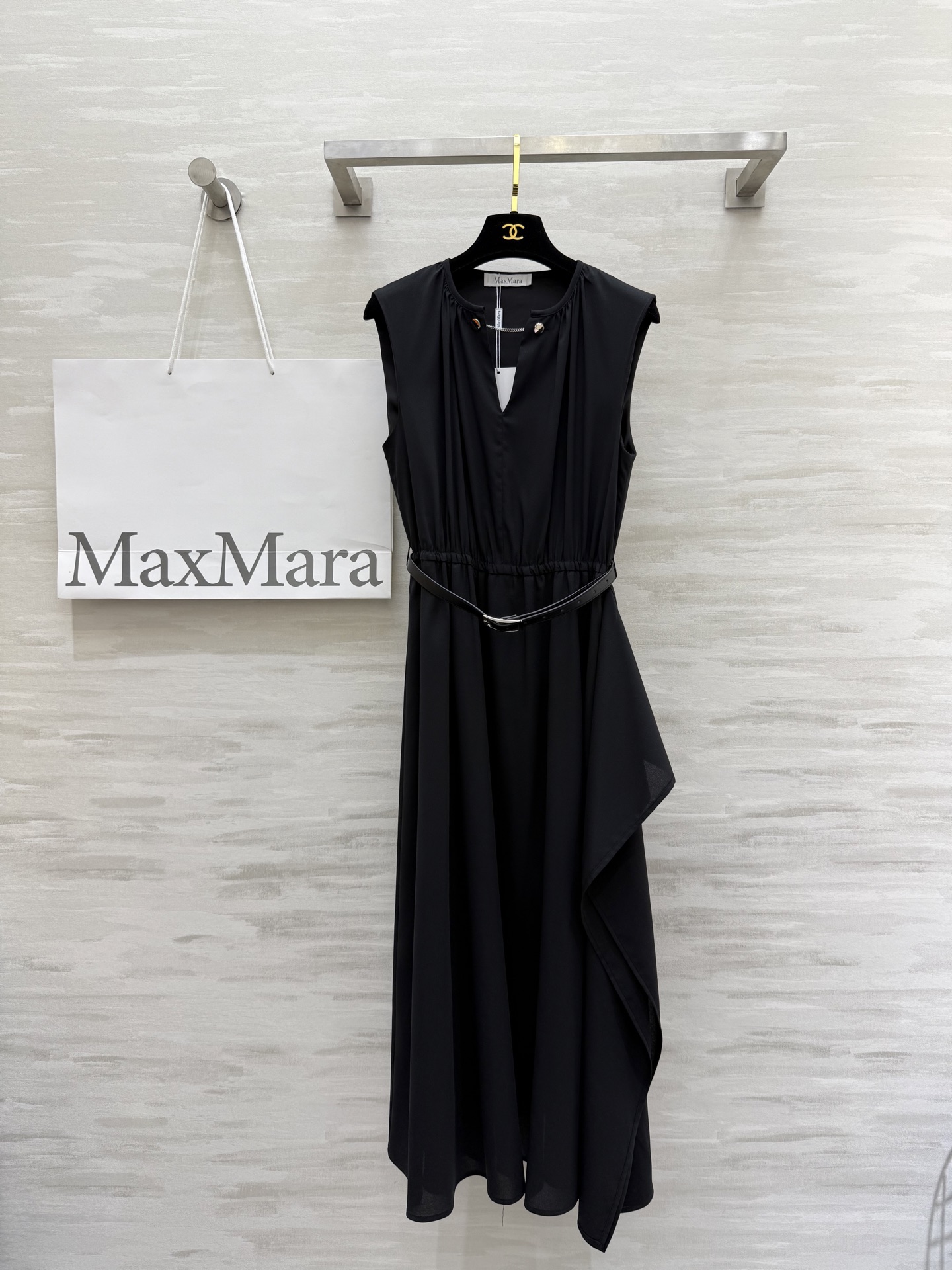 #Maxmar♡²⁵新款 赫本风 优雅半开领收腰连衣裙 天丝混纺醋酸面料很高级 不规则裙摆设计搭配腰带上