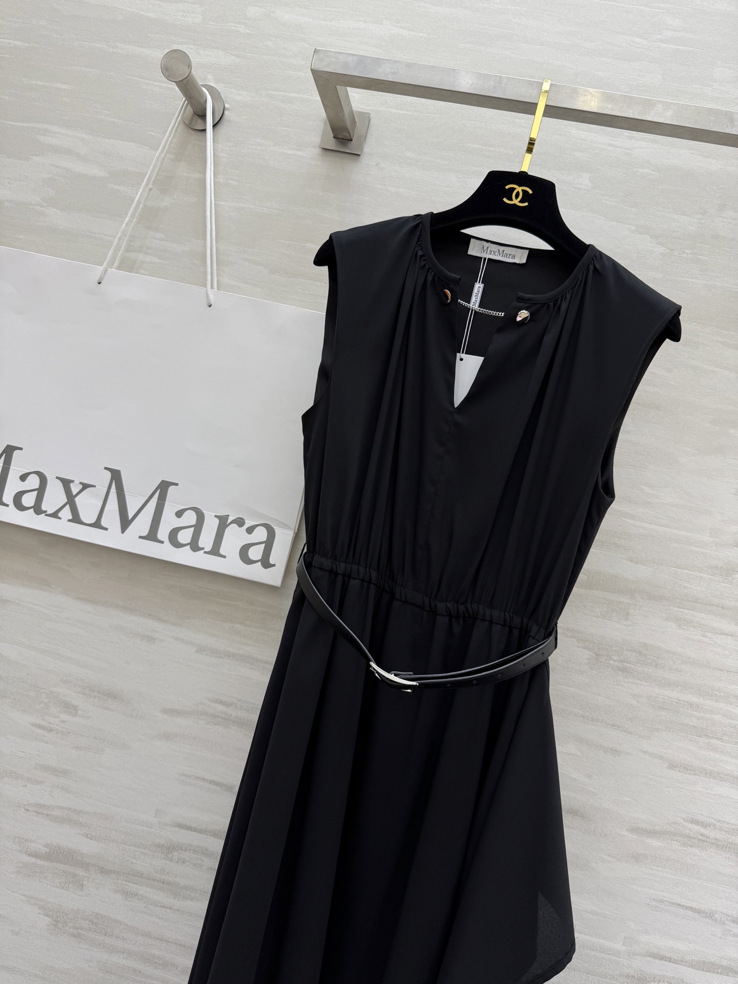 #Maxmar♡²⁵新款 赫本风 优雅半开领收腰连衣裙 天丝混纺醋酸面料很高级 不规则裙摆设计搭配腰带上