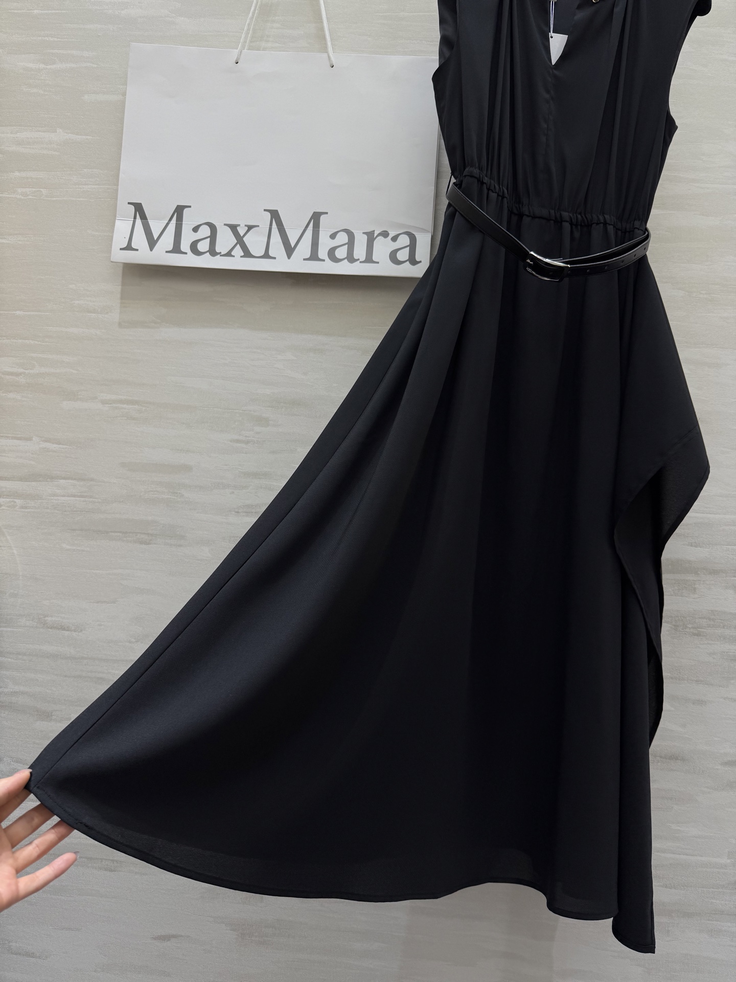 #Maxmar♡²⁵新款 赫本风 优雅半开领收腰连衣裙 天丝混纺醋酸面料很高级 不规则裙摆设计搭配腰带上