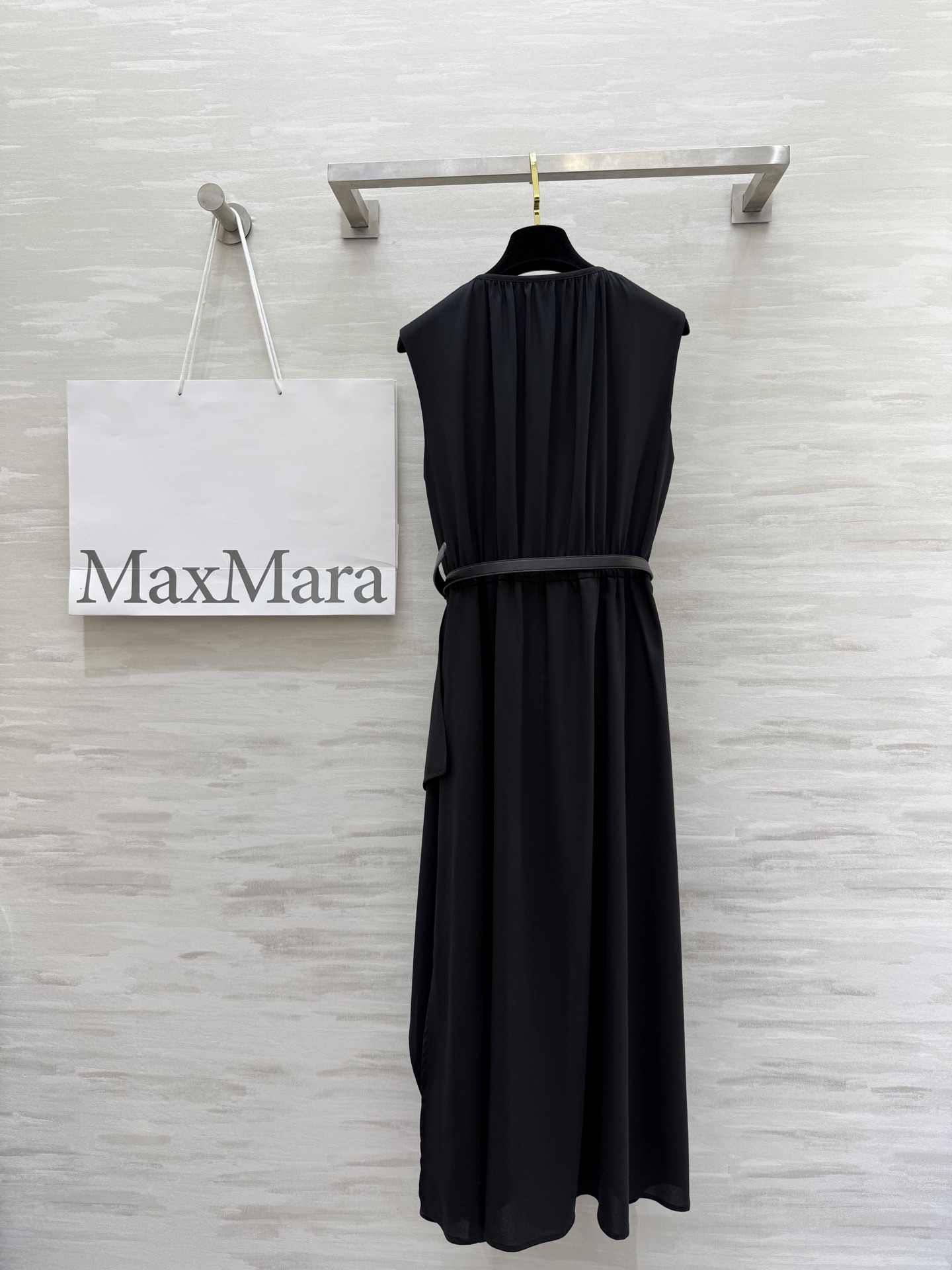 #Maxmar♡²⁵新款 赫本风 优雅半开领收腰连衣裙 天丝混纺醋酸面料很高级 不规则裙摆设计搭配腰带上