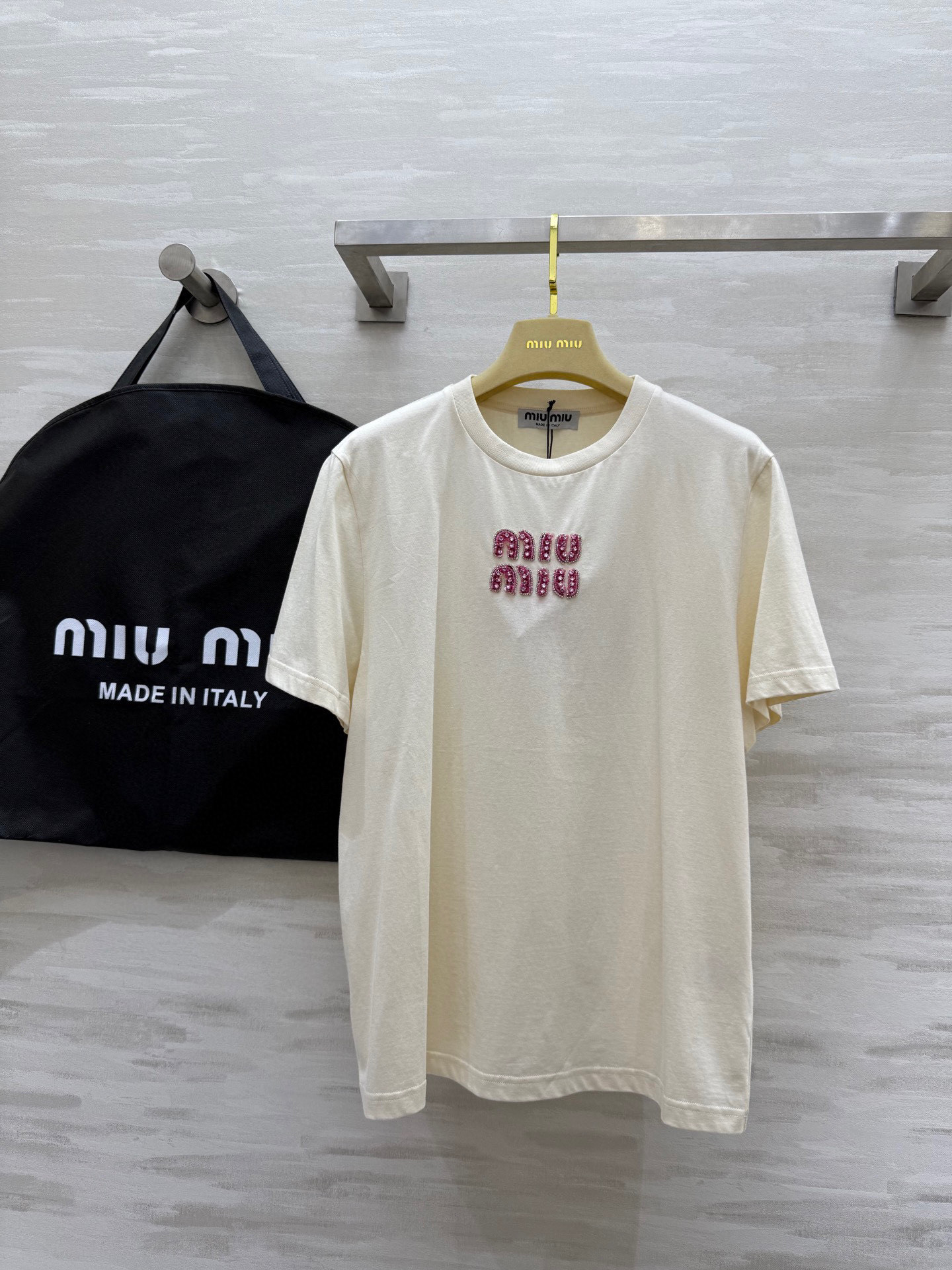 #Miumi♡²⁵字母钉珠定制T恤 高品质 现货首发size：S/M/L（M码肩宽：41，胸围：96，衣