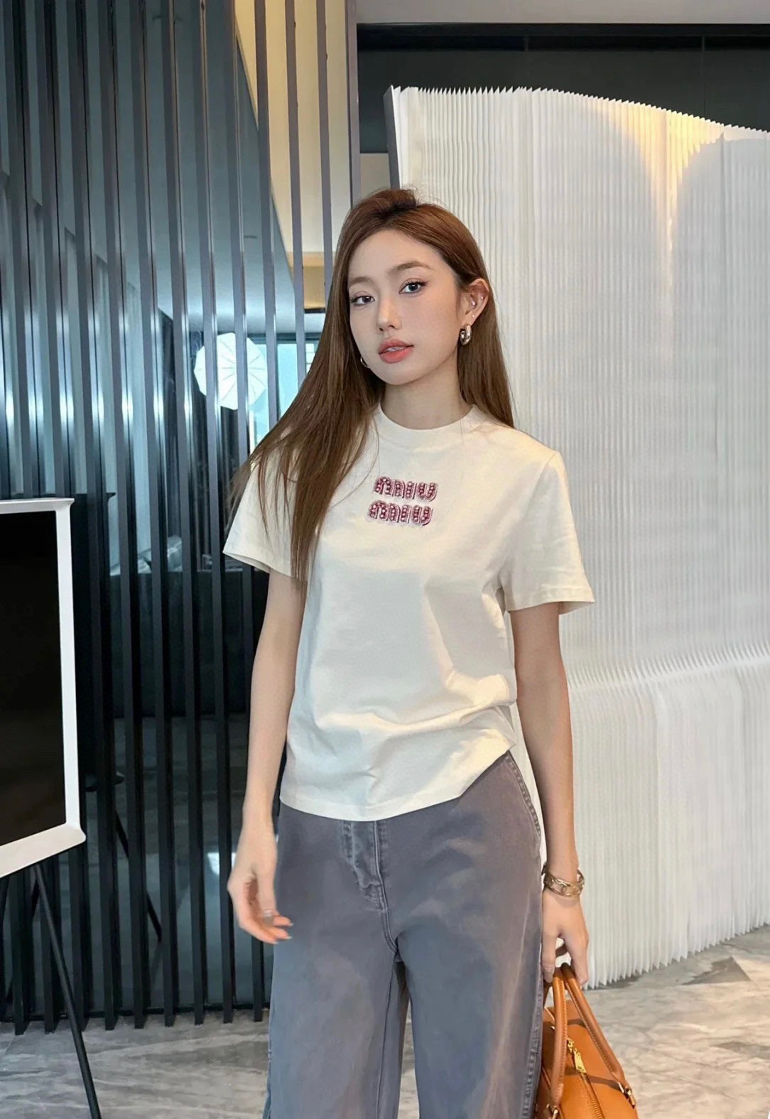 #Miumi♡²⁵字母钉珠定制T恤 高品质 现货首发size：S/M/L（M码肩宽：41，胸围：96，衣