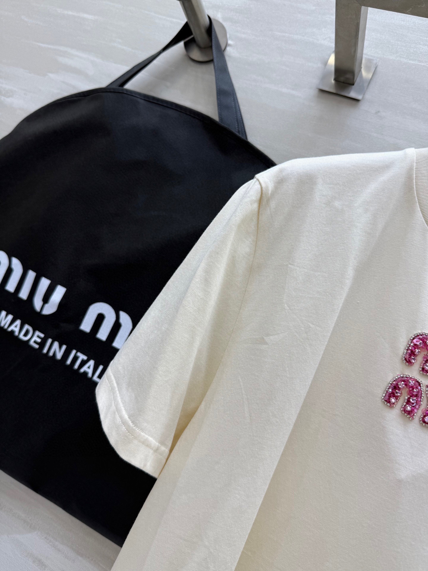 #Miumi♡²⁵字母钉珠定制T恤 高品质 现货首发size：S/M/L（M码肩宽：41，胸围：96，衣
