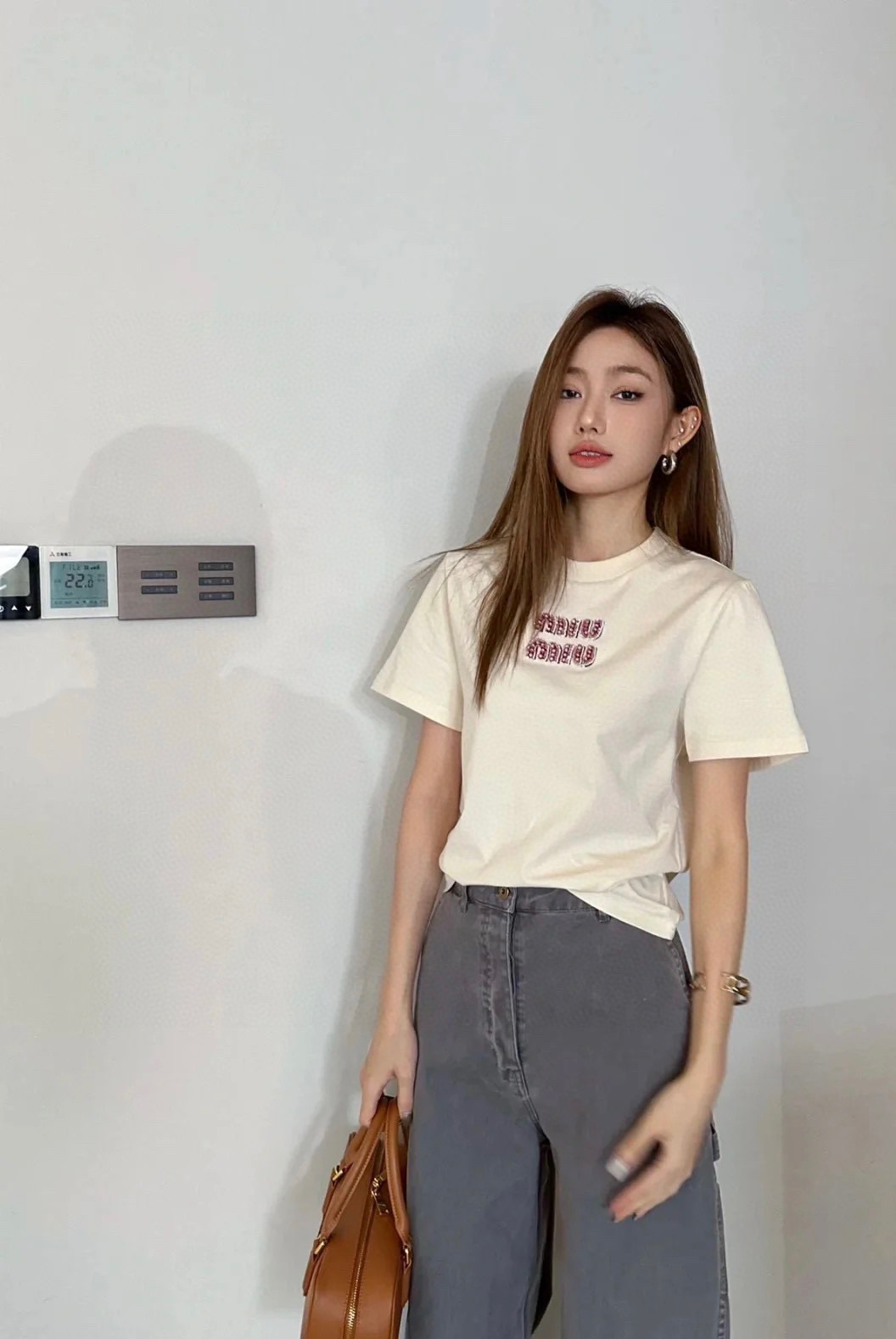 #Miumi♡²⁵字母钉珠定制T恤 高品质 现货首发size：S/M/L（M码肩宽：41，胸围：96，衣
