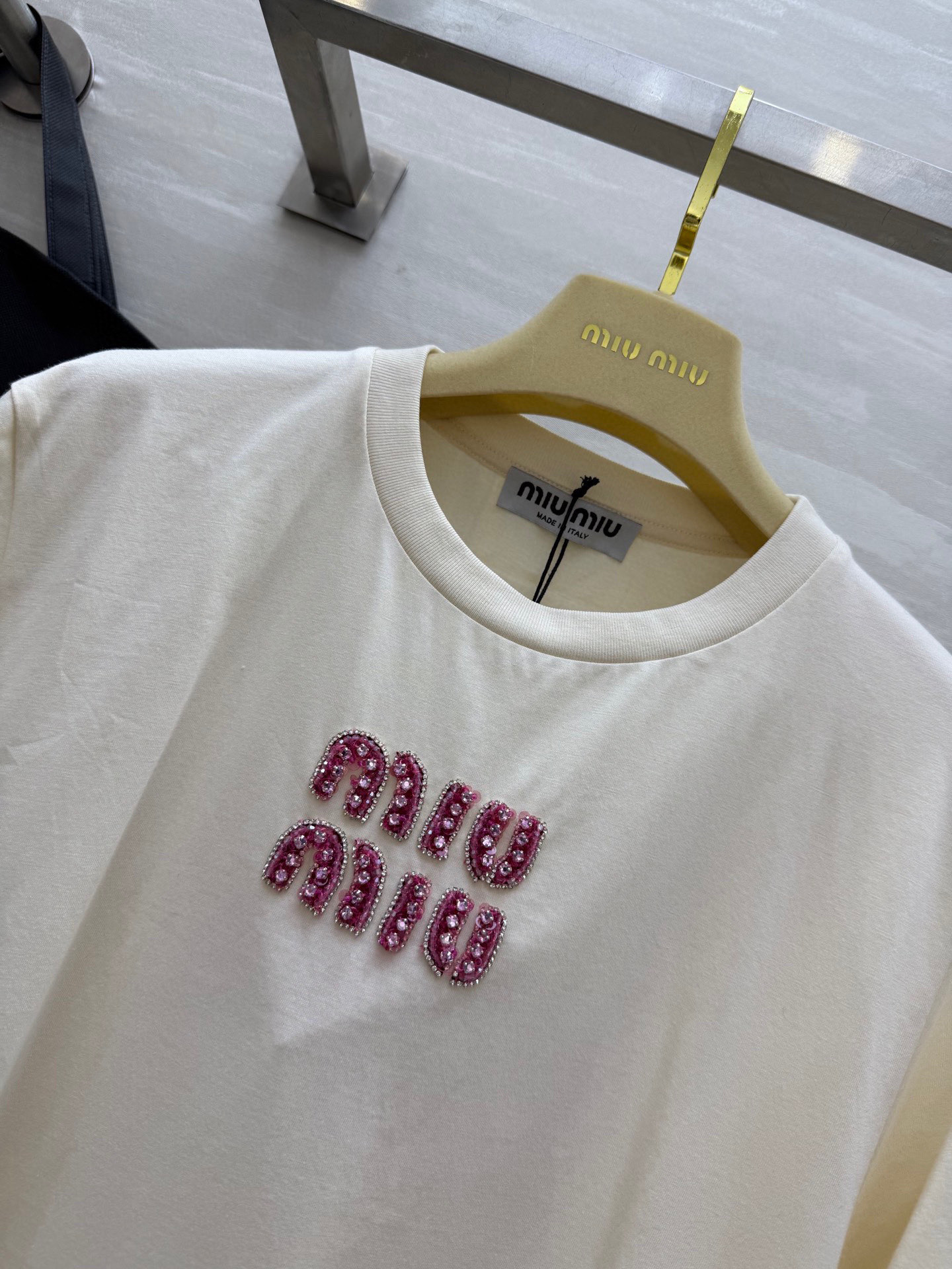 #Miumi♡²⁵字母钉珠定制T恤 高品质 现货首发size：S/M/L（M码肩宽：41，胸围：96，衣