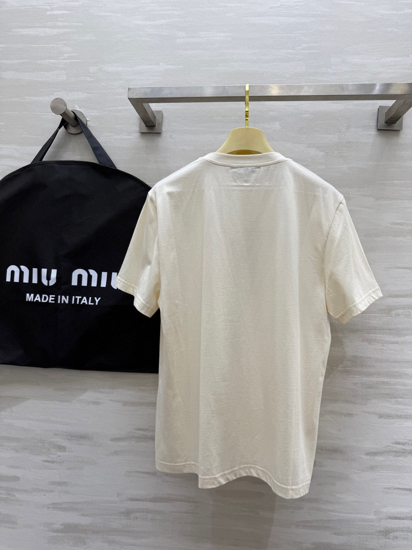 #Miumi♡²⁵字母钉珠定制T恤 高品质 现货首发size：S/M/L（M码肩宽：41，胸围：96，衣