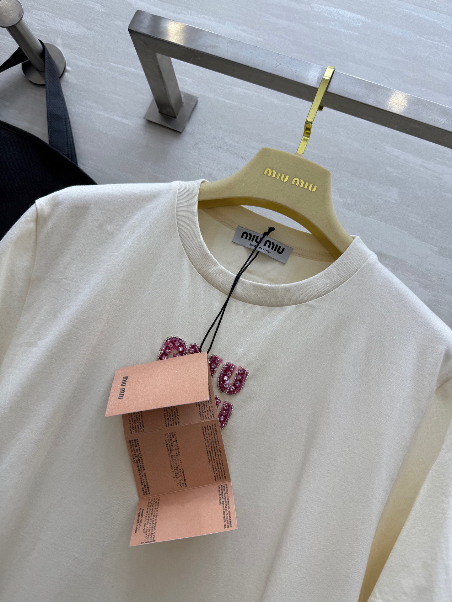 #Miumi♡²⁵字母钉珠定制T恤 高品质 现货首发size：S/M/L（M码肩宽：41，胸围：96，衣
