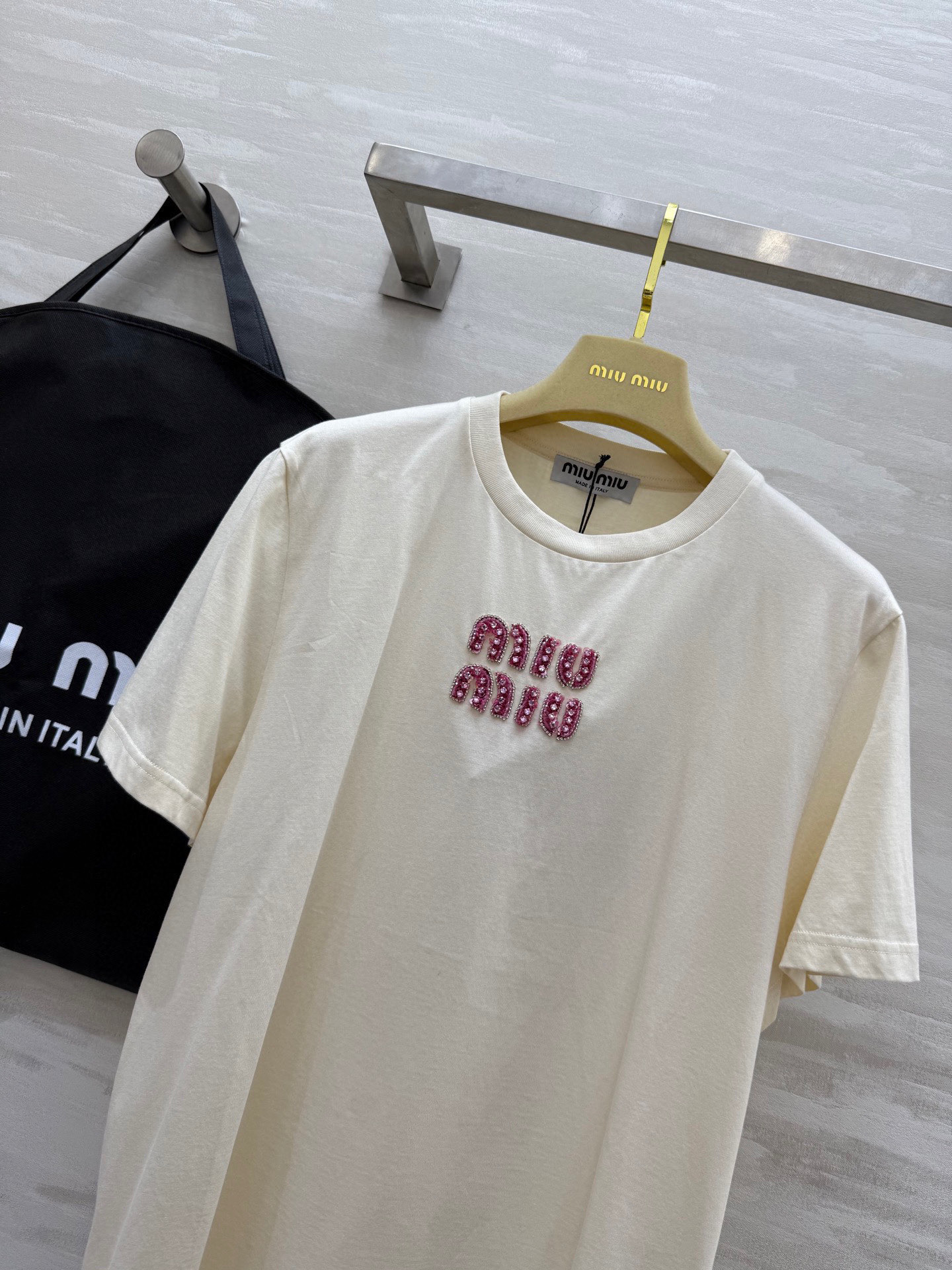 #Miumi♡²⁵字母钉珠定制T恤 高品质 现货首发size：S/M/L（M码肩宽：41，胸围：96，衣