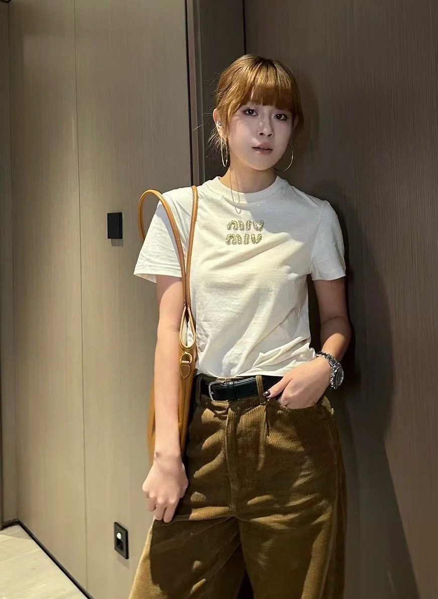 #Miumi♡²⁵字母钉珠定制T恤 高品质 现货首发size：S/M/L（M码肩宽：41，胸围：96，衣