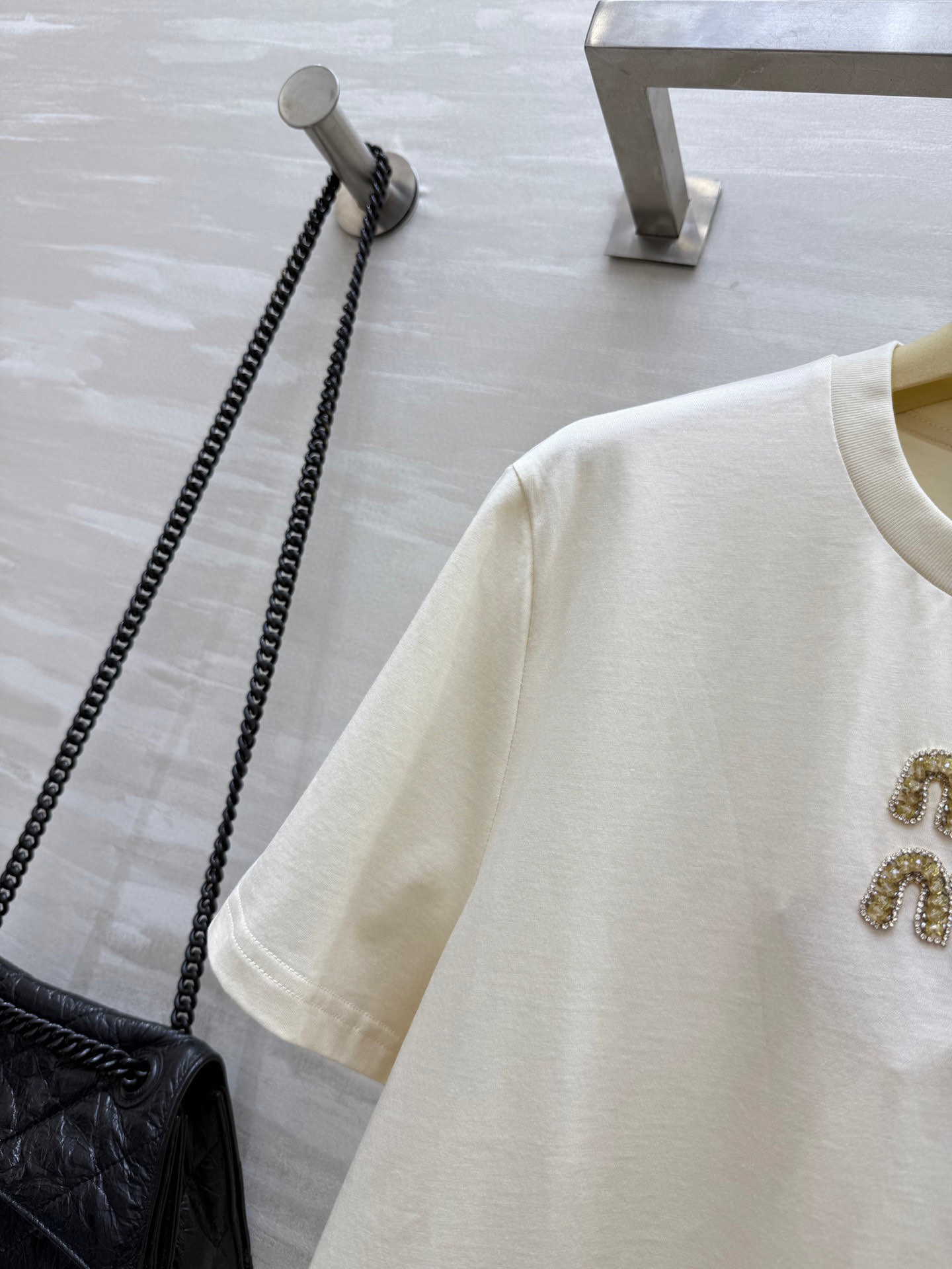 #Miumi♡²⁵字母钉珠定制T恤 高品质 现货首发size：S/M/L（M码肩宽：41，胸围：96，衣