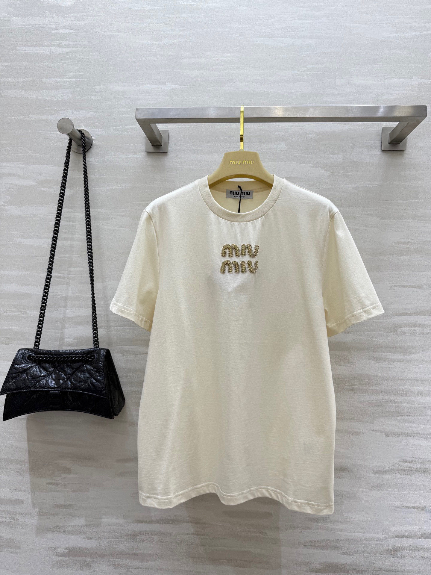 #Miumi♡²⁵字母钉珠定制T恤 高品质 现货首发size：S/M/L（M码肩宽：41，胸围：96，衣