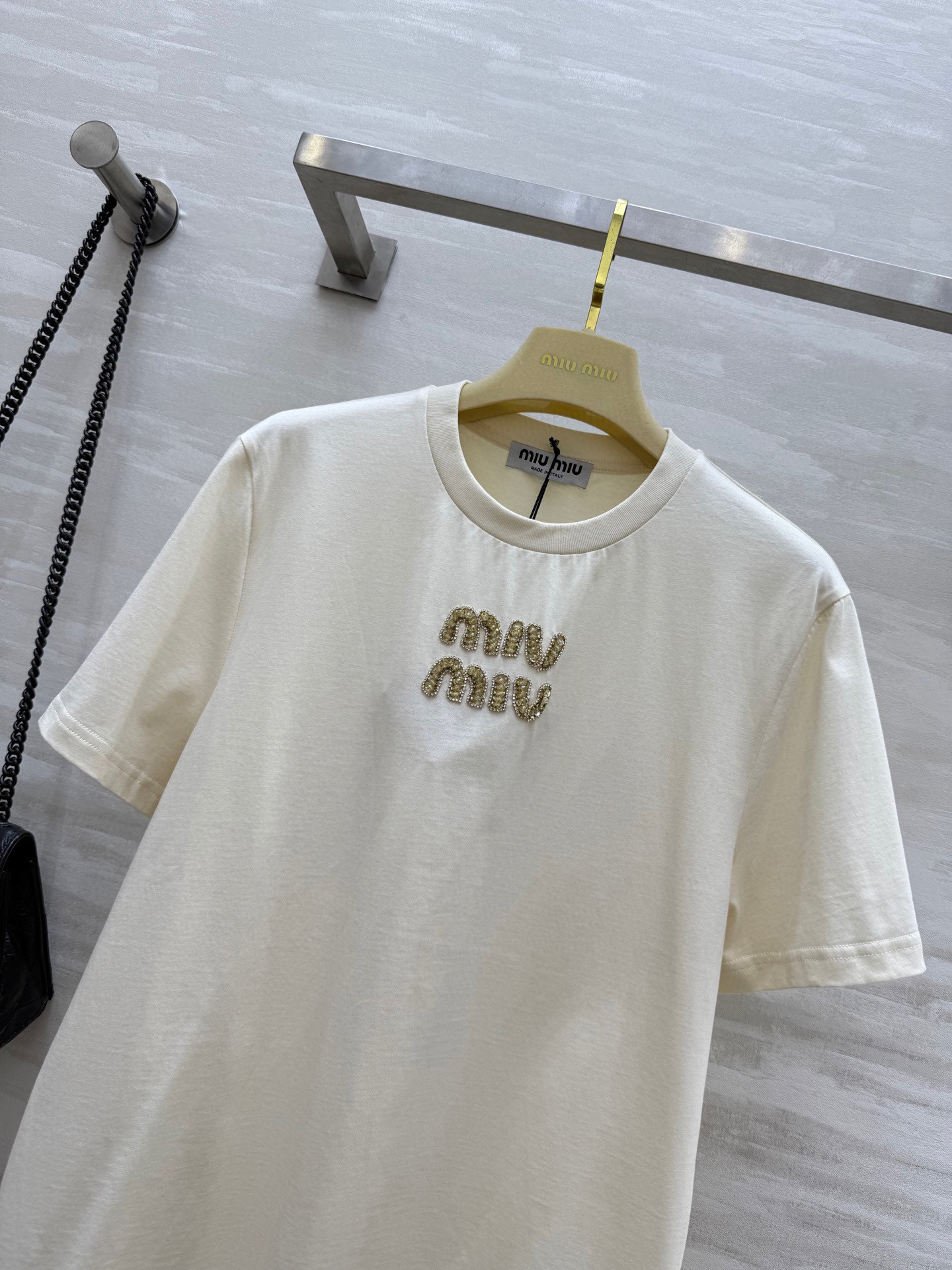 #Miumi♡²⁵字母钉珠定制T恤 高品质 现货首发size：S/M/L（M码肩宽：41，胸围：96，衣