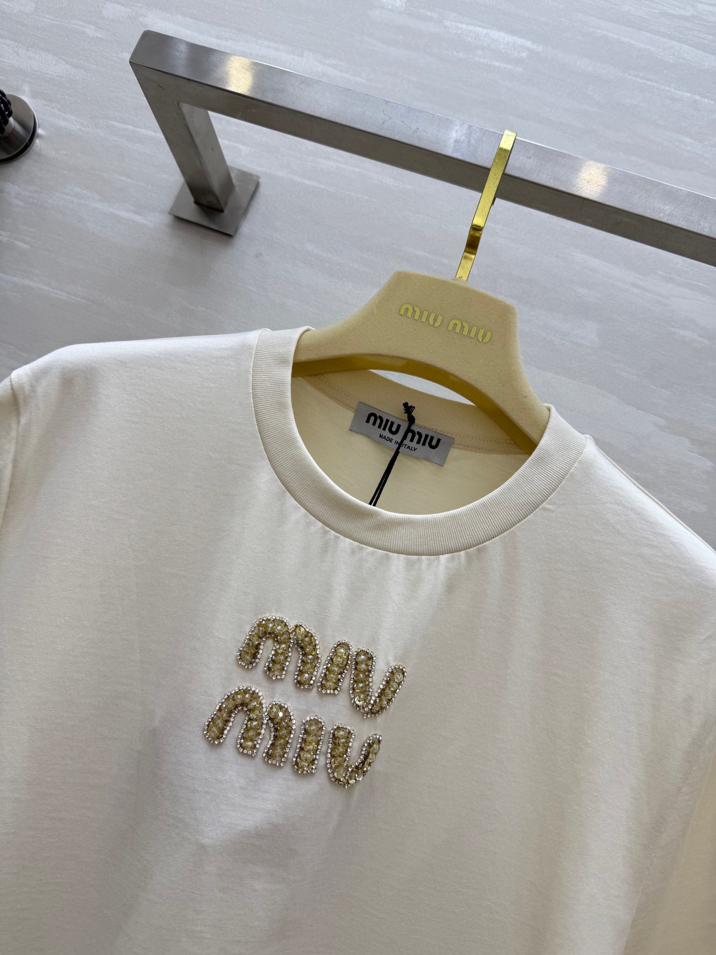 #Miumi♡²⁵字母钉珠定制T恤 高品质 现货首发size：S/M/L（M码肩宽：41，胸围：96，衣