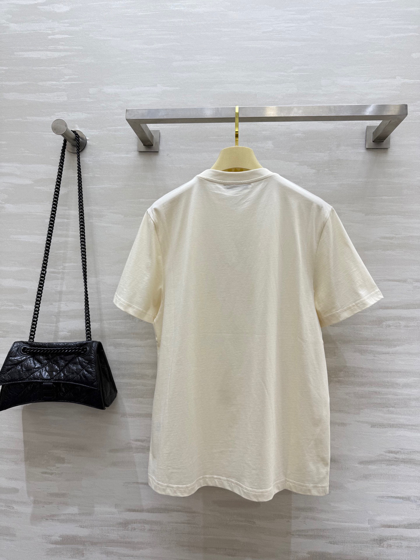 #Miumi♡²⁵字母钉珠定制T恤 高品质 现货首发size：S/M/L（M码肩宽：41，胸围：96，衣