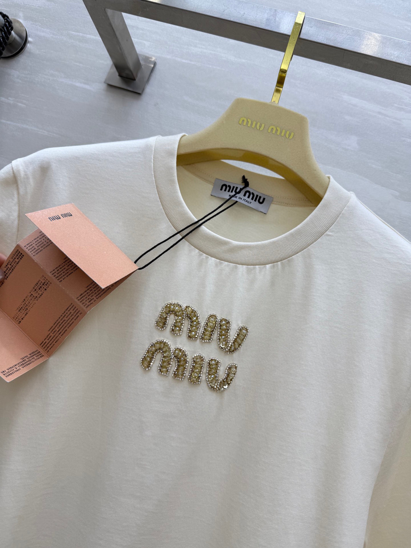 #Miumi♡²⁵字母钉珠定制T恤 高品质 现货首发size：S/M/L（M码肩宽：41，胸围：96，衣