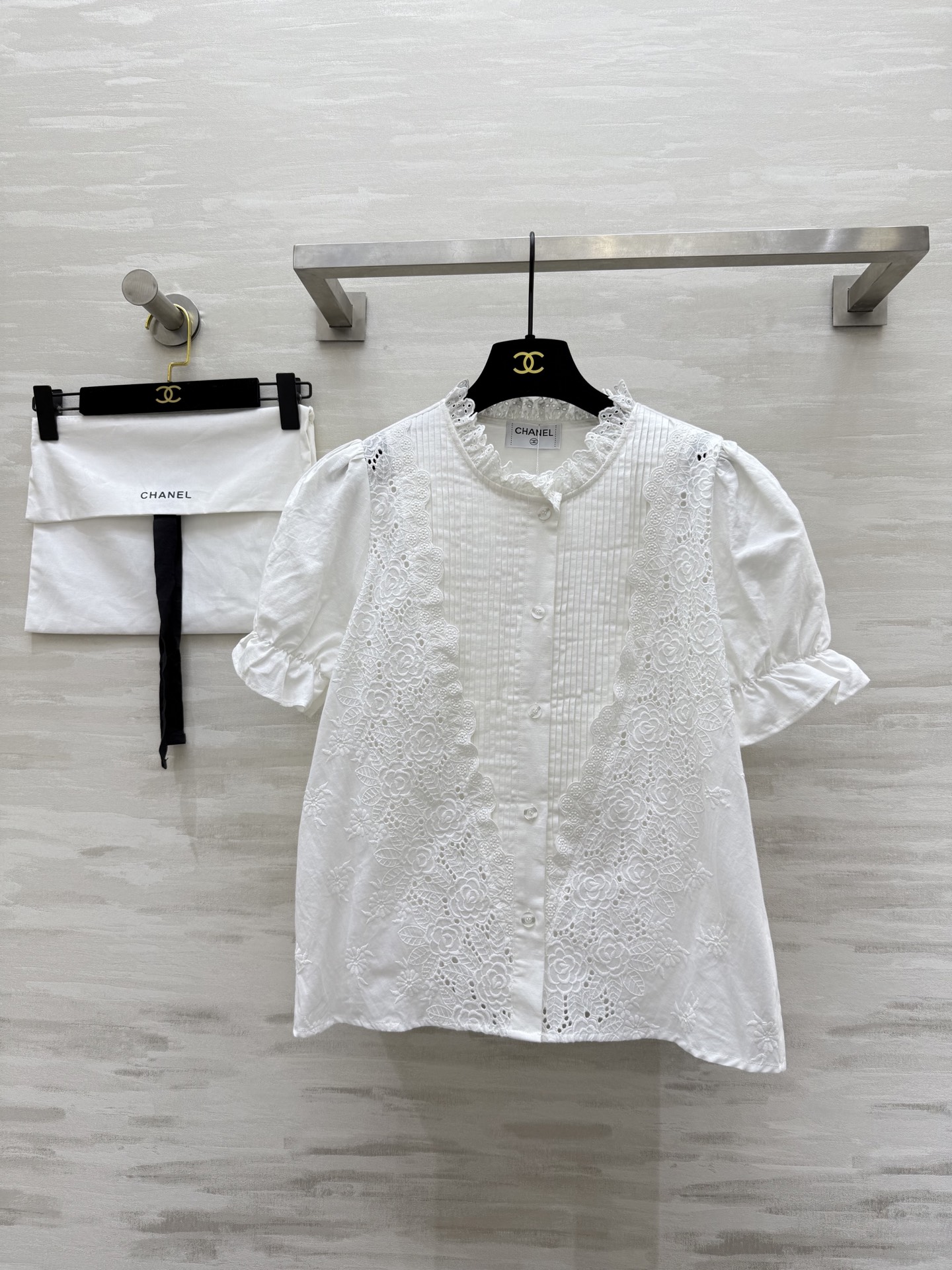 NO:436779,#Chane new style palace style ruffles, water-soluble embroidered stand collar puff sleeve shirt, simple and elegant, versatile items that are suitable for daily vacation, gentle temperament and comfortable, high-quality customization, spot first-time size36/38/40 (36 size shoulder width 35, bust 100, length 42, chanel, alexander wang19860909#Chane新款 宫廷风荷叶边 水溶刺绣立领泡泡袖衬衣 简洁大方 日常度假都可以的百搭单品 温柔气质舒适感满满 高品质定制 现货首发size36/38/40（36码肩宽35,胸围100,衣长42,,chanel,alexander wang,Women's clothing