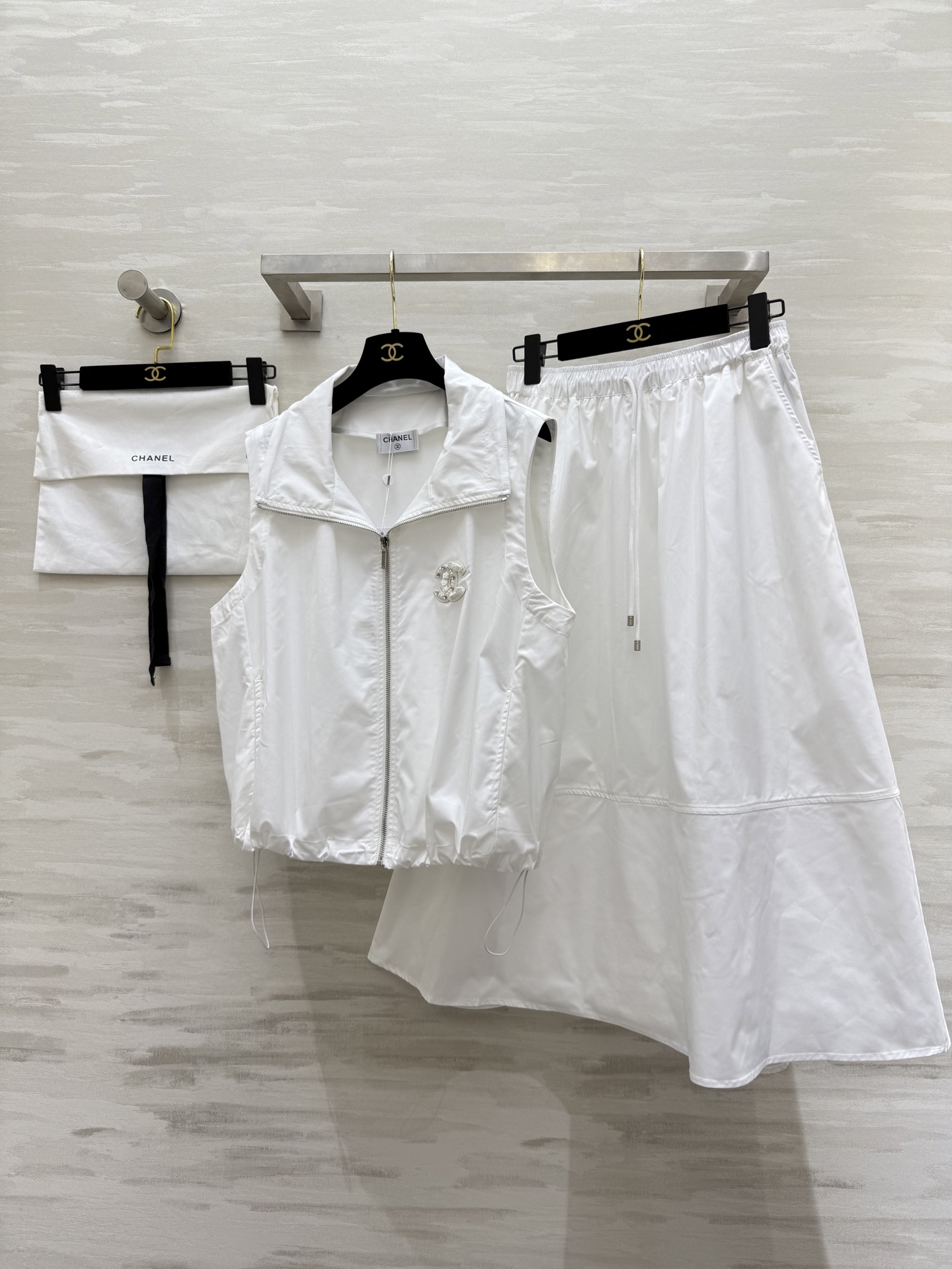 NO:436788,#Chane's new sports girl-style nylon suit, a set of outfits is handsome, the upper body looks slim and tall, sweet or salty, fashionable and casual, high-quality customization, spot first-time size36/38/40 (36 size bust 112, 53 length, waist 64, skirt length 78, chanel, skirt 78, alexander wang19860909#Chane新款运动少女风尼龙套装 一套穿搭自带帅气感 版型上身显瘦又显高 可甜可盐时髦运动休闲有范 高品质定制 现货首发size36/38/40（36码胸围112,衣长53 ,腰围64,裙长78,,chanel,skirts,alexander wang,Women's clothing