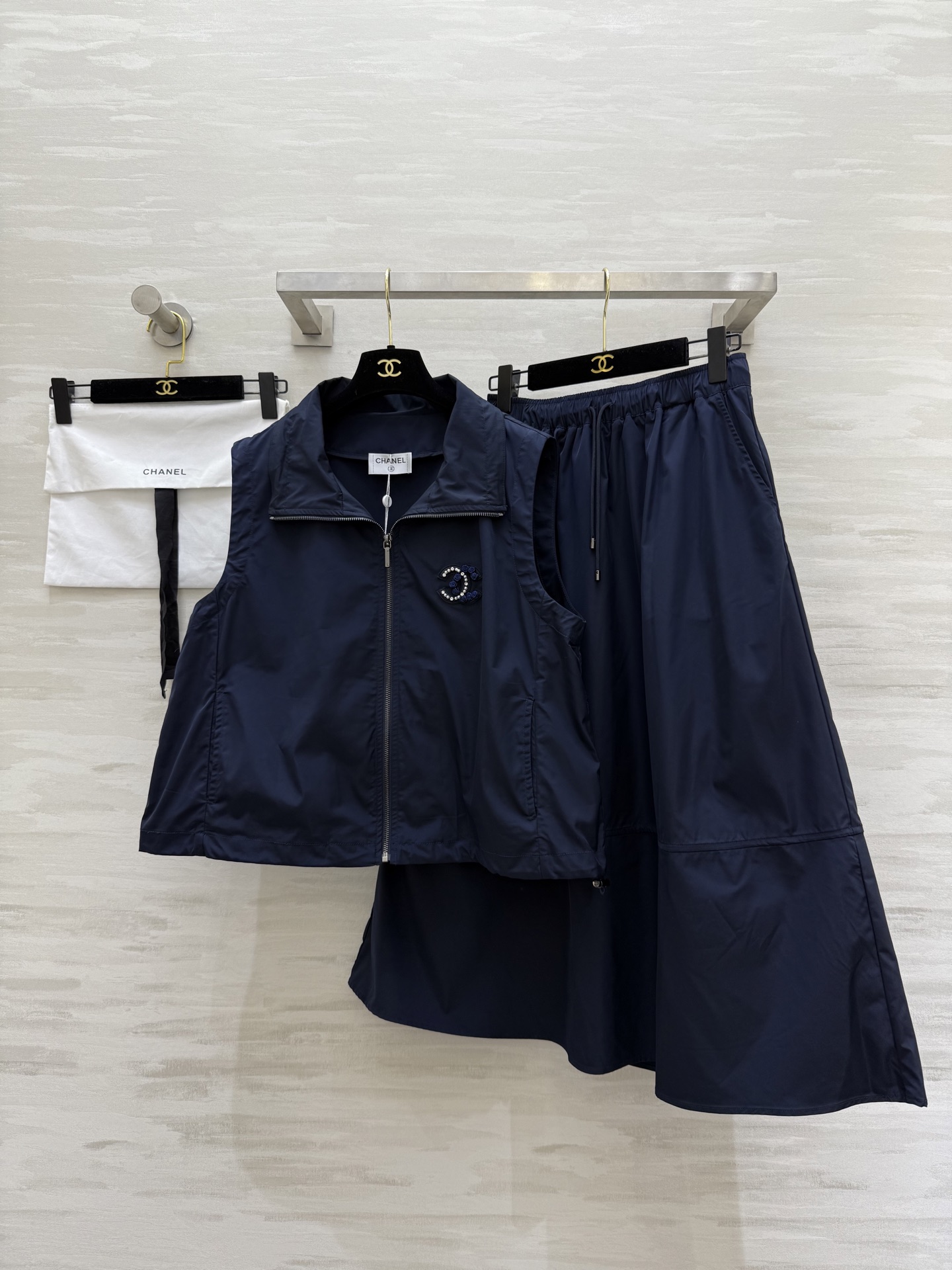 NO:436791,o#Chane new sports girl style nylon suit, a set of outfits brings a sense of handsomeness, the upper body looks slim and tall, sweet or salty, fashionable and casual, high-quality customization, spot first-time size36/38/40 (36 size bust 112, 53 length, waist 64, skirt length 78, chanel, skirt 78, alexander wang19860909o#Chane新款运动少女风尼龙套装 一套穿搭自带帅气感 版型上身显瘦又显高 可甜可盐时髦运动休闲有范 高品质定制 现货首发size36/38/40（36码胸围112,衣长53 ,腰围64,裙长78,,chanel,skirts,alexander wang,Women's clothing