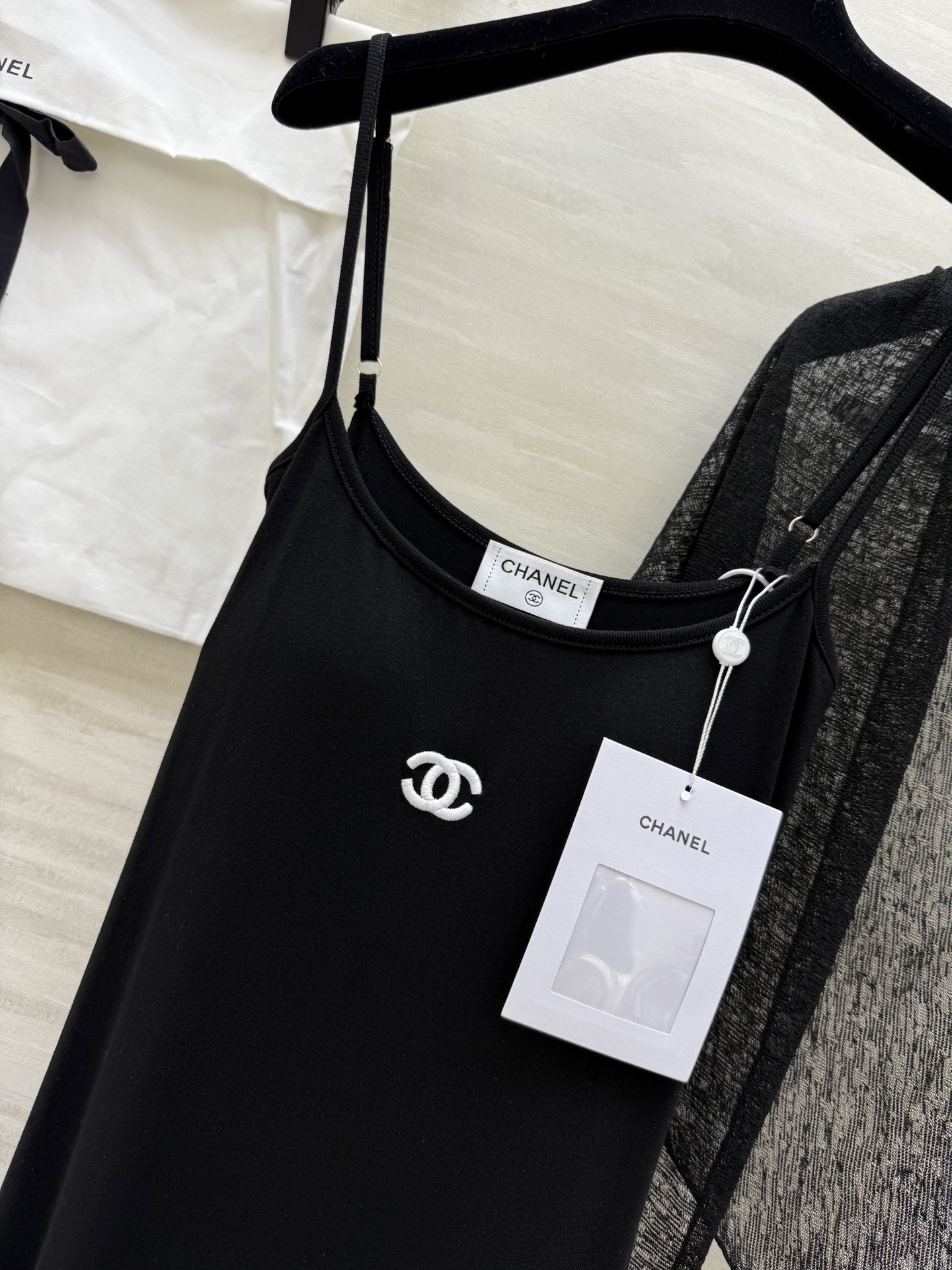 #Chane♡²⁵小香风 网纱披肩套装裙 吊带裙披肩两件套 真的太显瘦!黑色吊带很有气质!搭配网纱披肩高