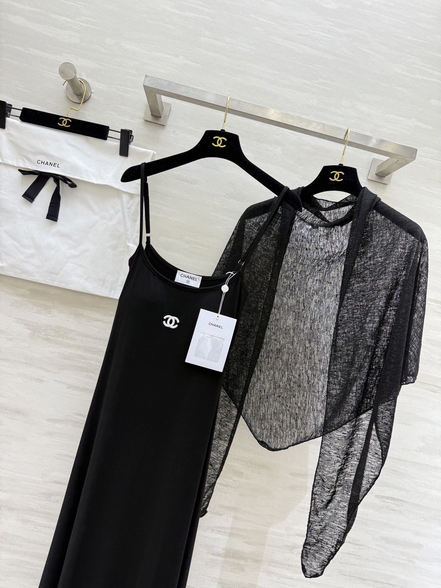 #Chane♡²⁵小香风 网纱披肩套装裙 吊带裙披肩两件套 真的太显瘦!黑色吊带很有气质!搭配网纱披肩高