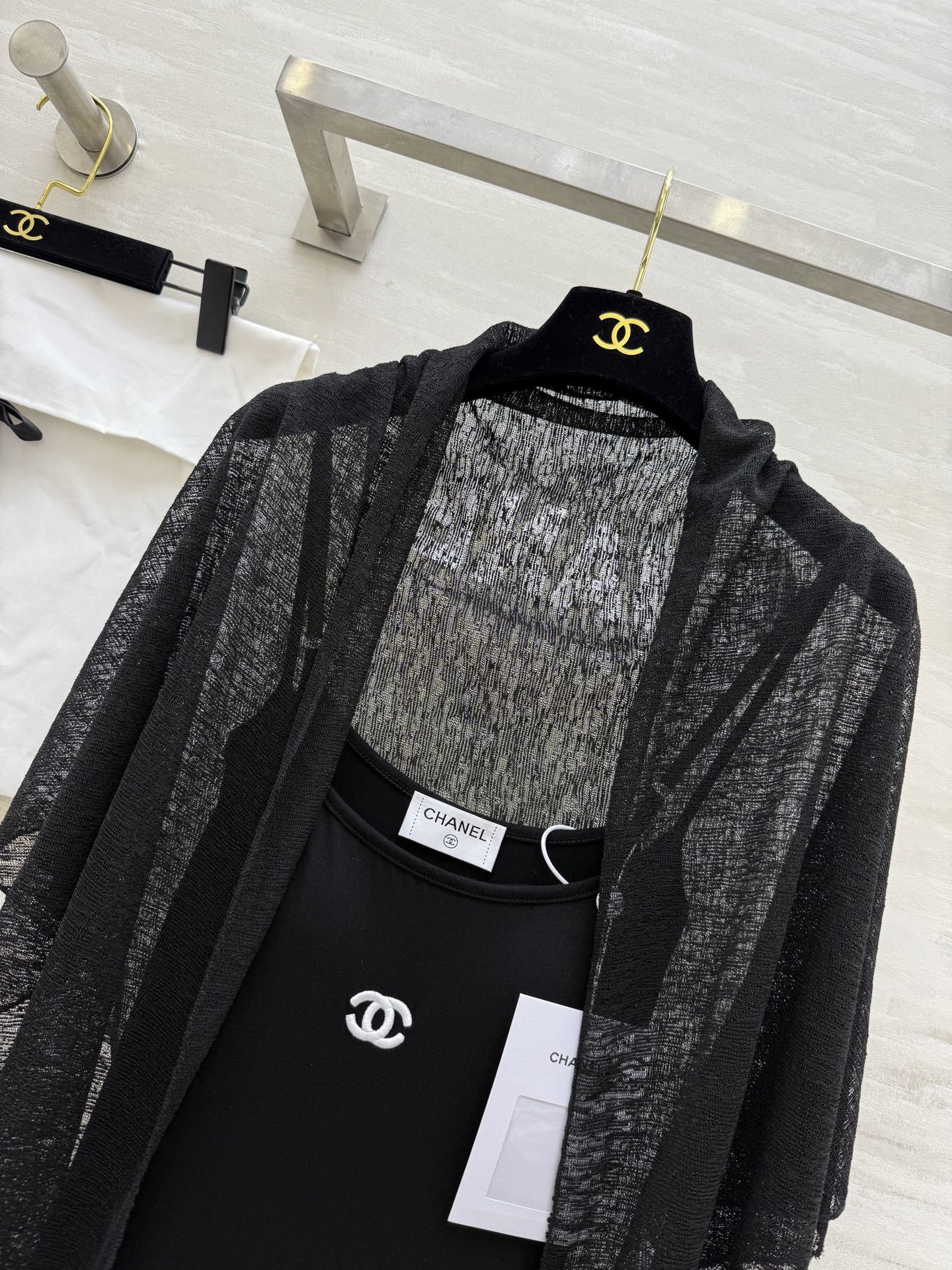 #Chane♡²⁵小香风 网纱披肩套装裙 吊带裙披肩两件套 真的太显瘦!黑色吊带很有气质!搭配网纱披肩高