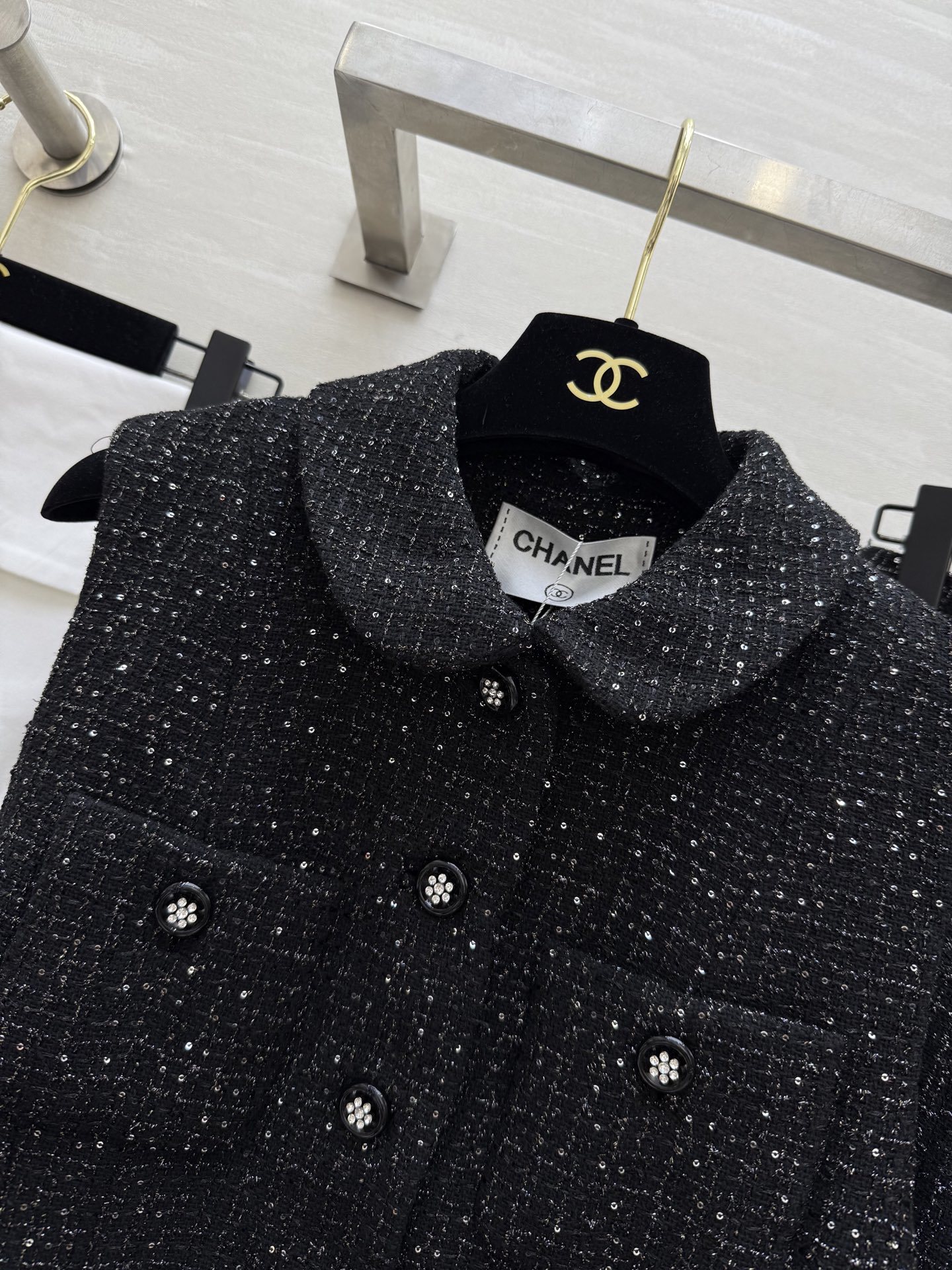 #Chane♡²⁵新款 名媛风粗呢套装 定制多种纱线编织粗呢面料 搭配logo山茶花腰链 很高级 高品质