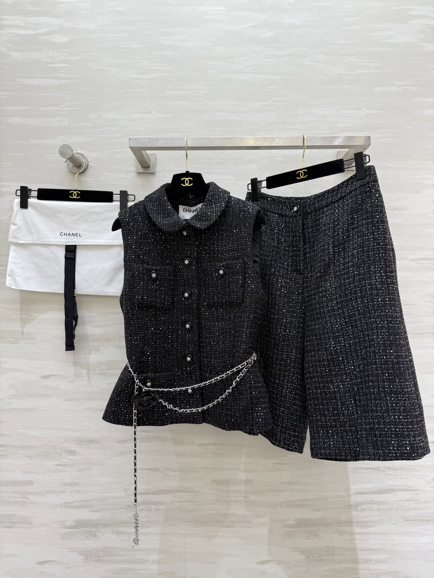 #Chane♡²⁵新款 名媛风粗呢套装 定制多种纱线编织粗呢面料 搭配logo山茶花腰链 很高级 高品质