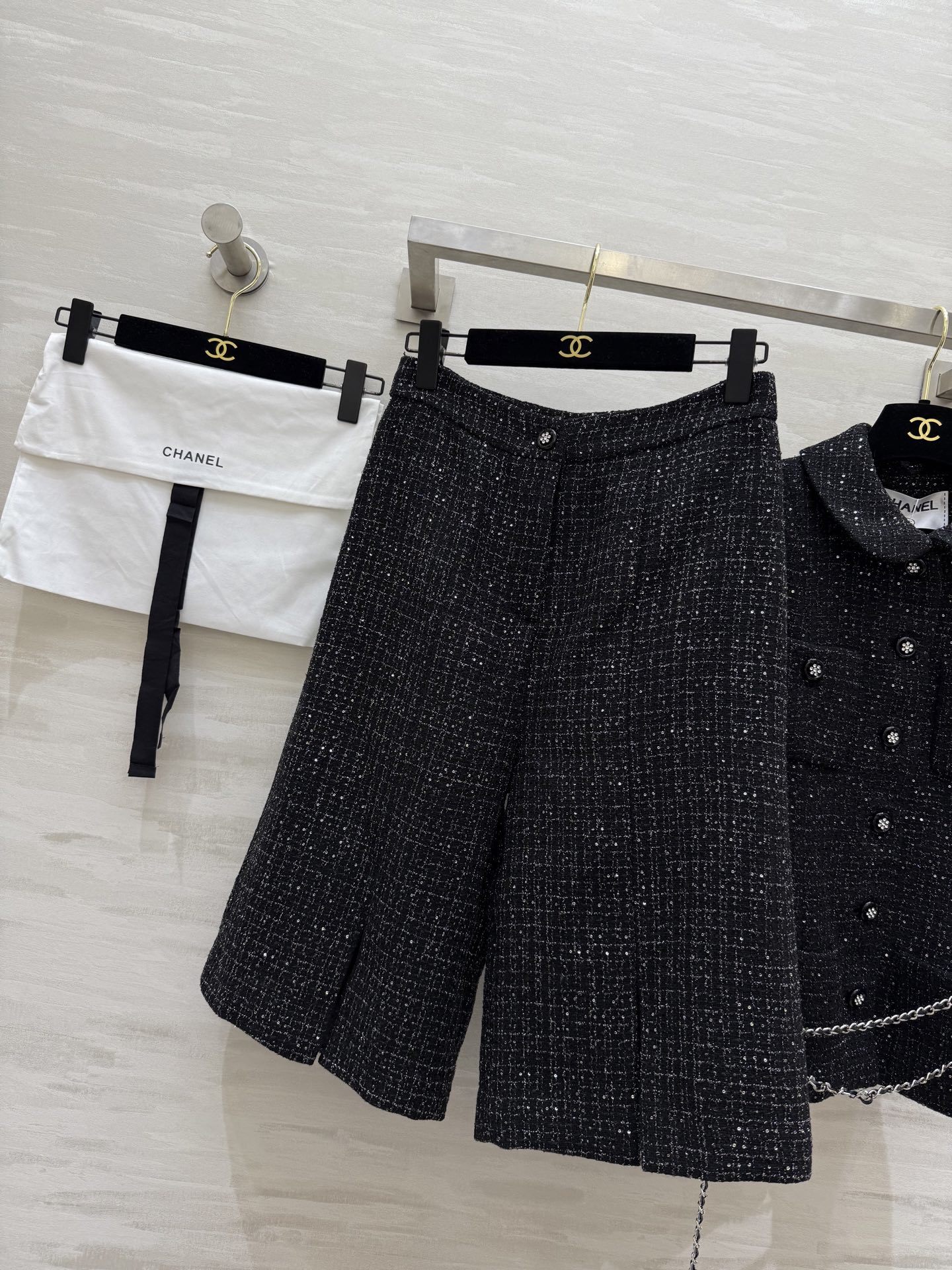 #Chane♡²⁵新款 名媛风粗呢套装 定制多种纱线编织粗呢面料 搭配logo山茶花腰链 很高级 高品质