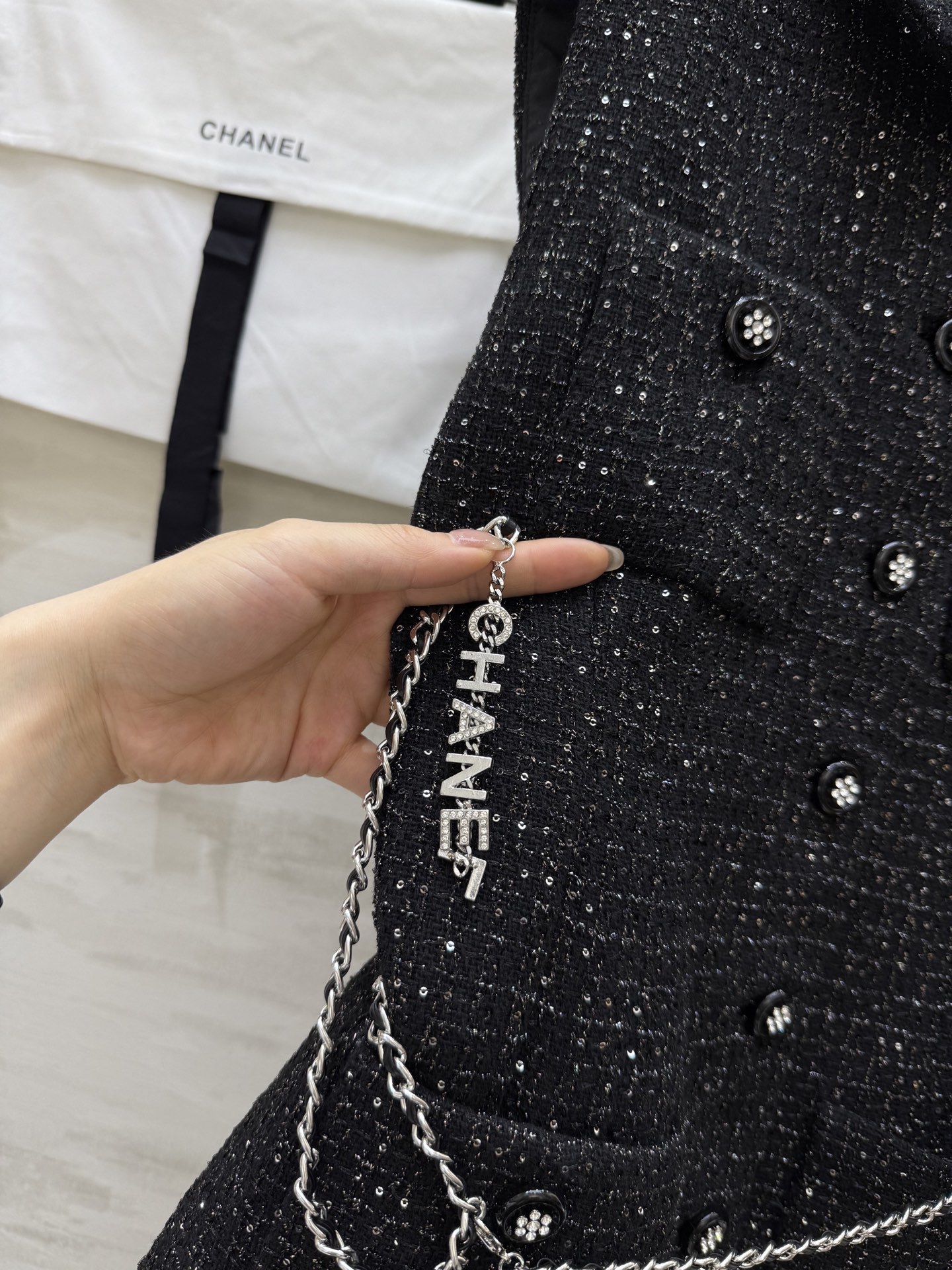 #Chane♡²⁵新款 名媛风粗呢套装 定制多种纱线编织粗呢面料 搭配logo山茶花腰链 很高级 高品质