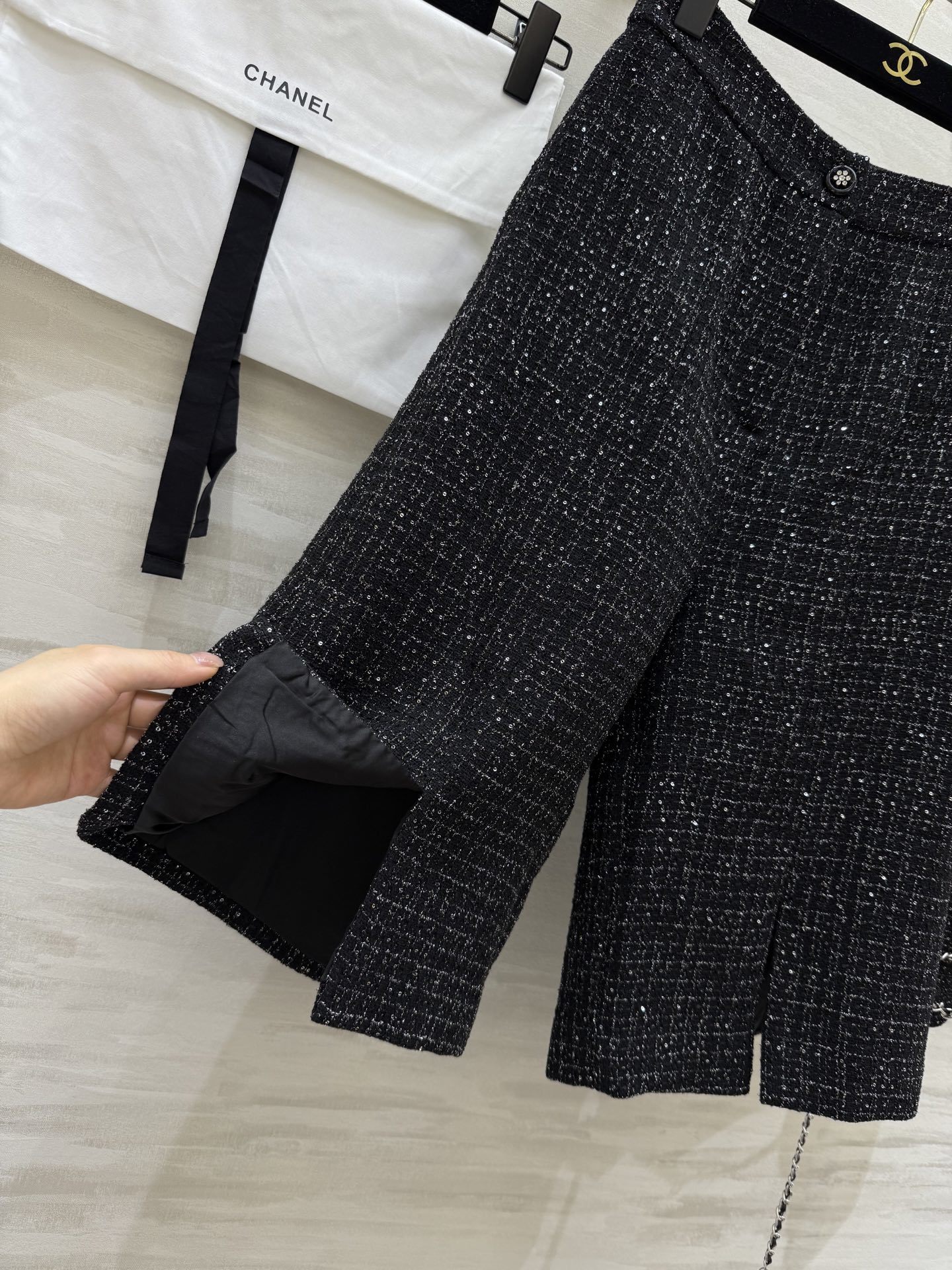 #Chane♡²⁵新款 名媛风粗呢套装 定制多种纱线编织粗呢面料 搭配logo山茶花腰链 很高级 高品质