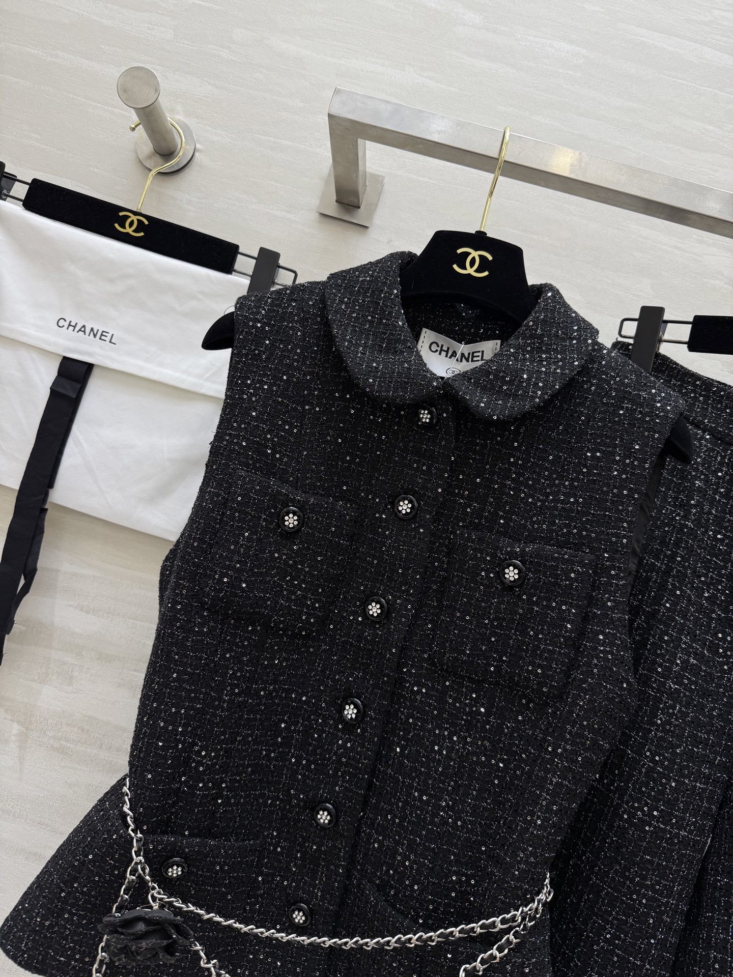 #Chane♡²⁵新款 名媛风粗呢套装 定制多种纱线编织粗呢面料 搭配logo山茶花腰链 很高级 高品质