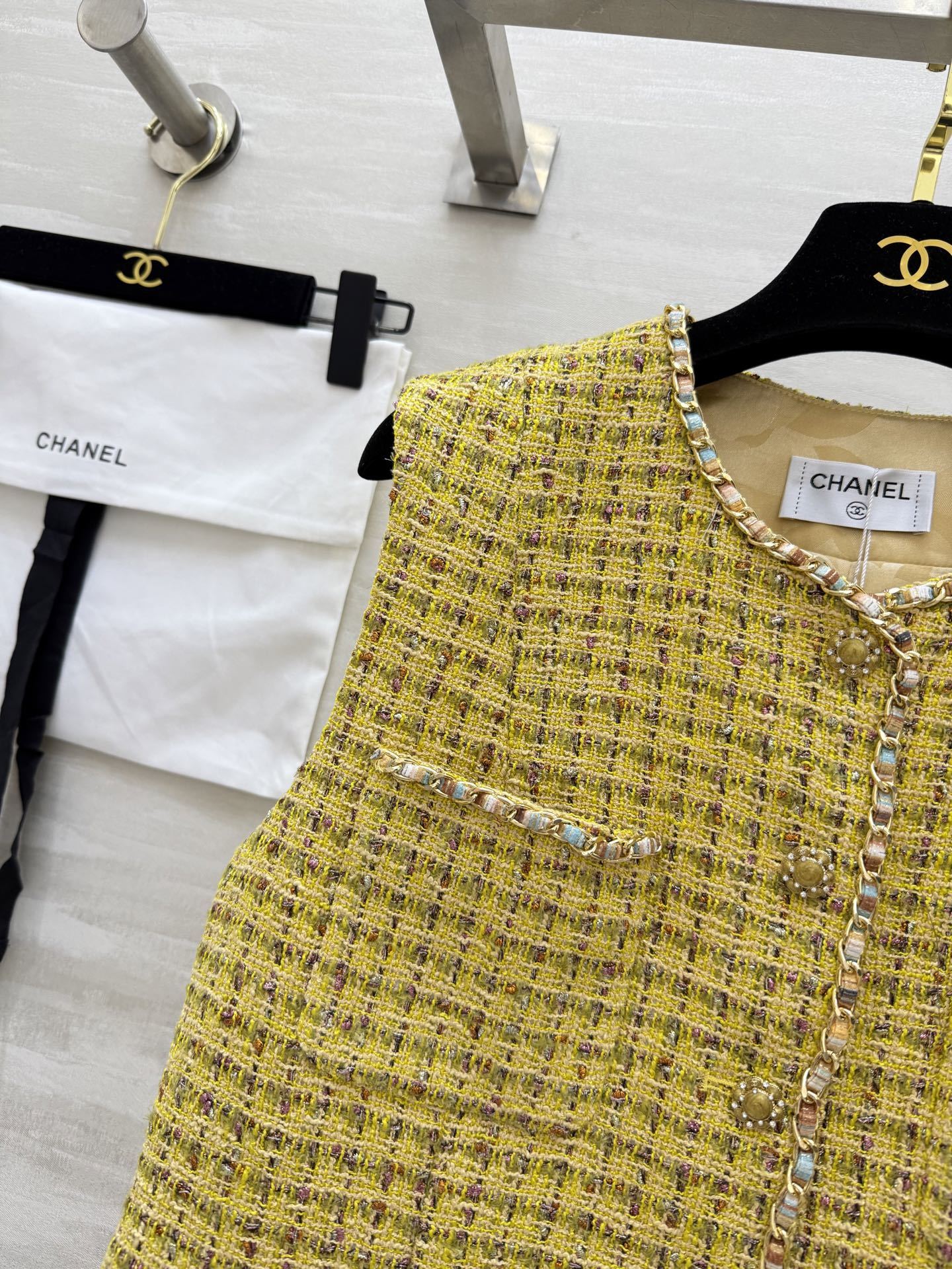 #Chane♡²⁵新款链条编织马甲 本季最佳必入绝绝子 定制特种粗呢黄编织软花呢面料 纯手工珠边挑针工艺