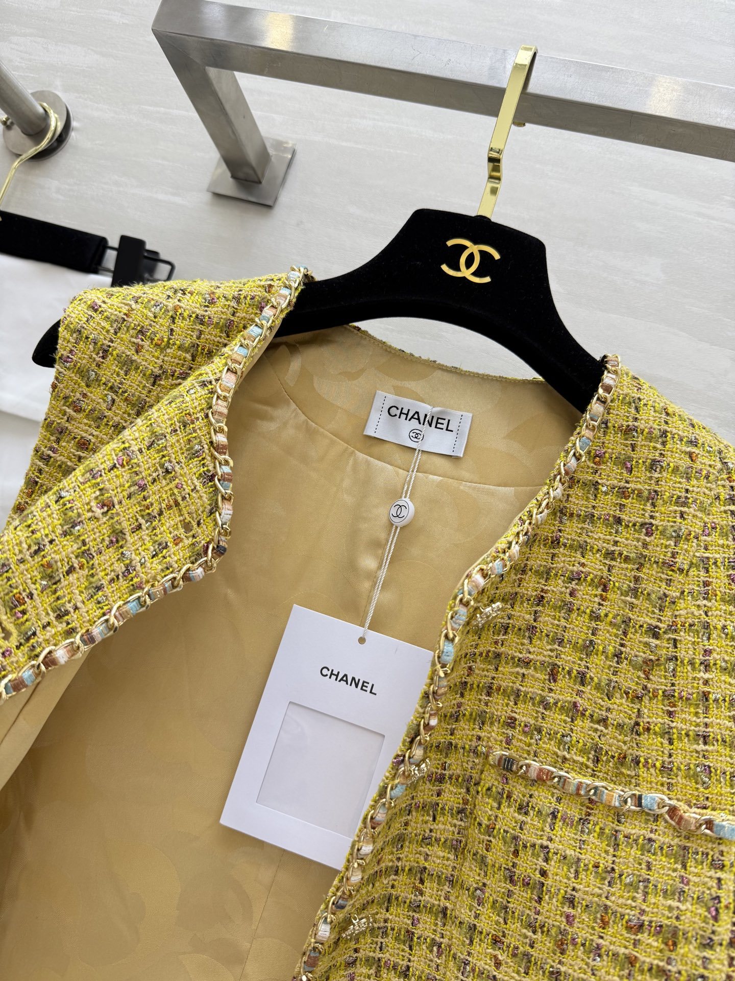 #Chane♡²⁵新款链条编织马甲 本季最佳必入绝绝子 定制特种粗呢黄编织软花呢面料 纯手工珠边挑针工艺