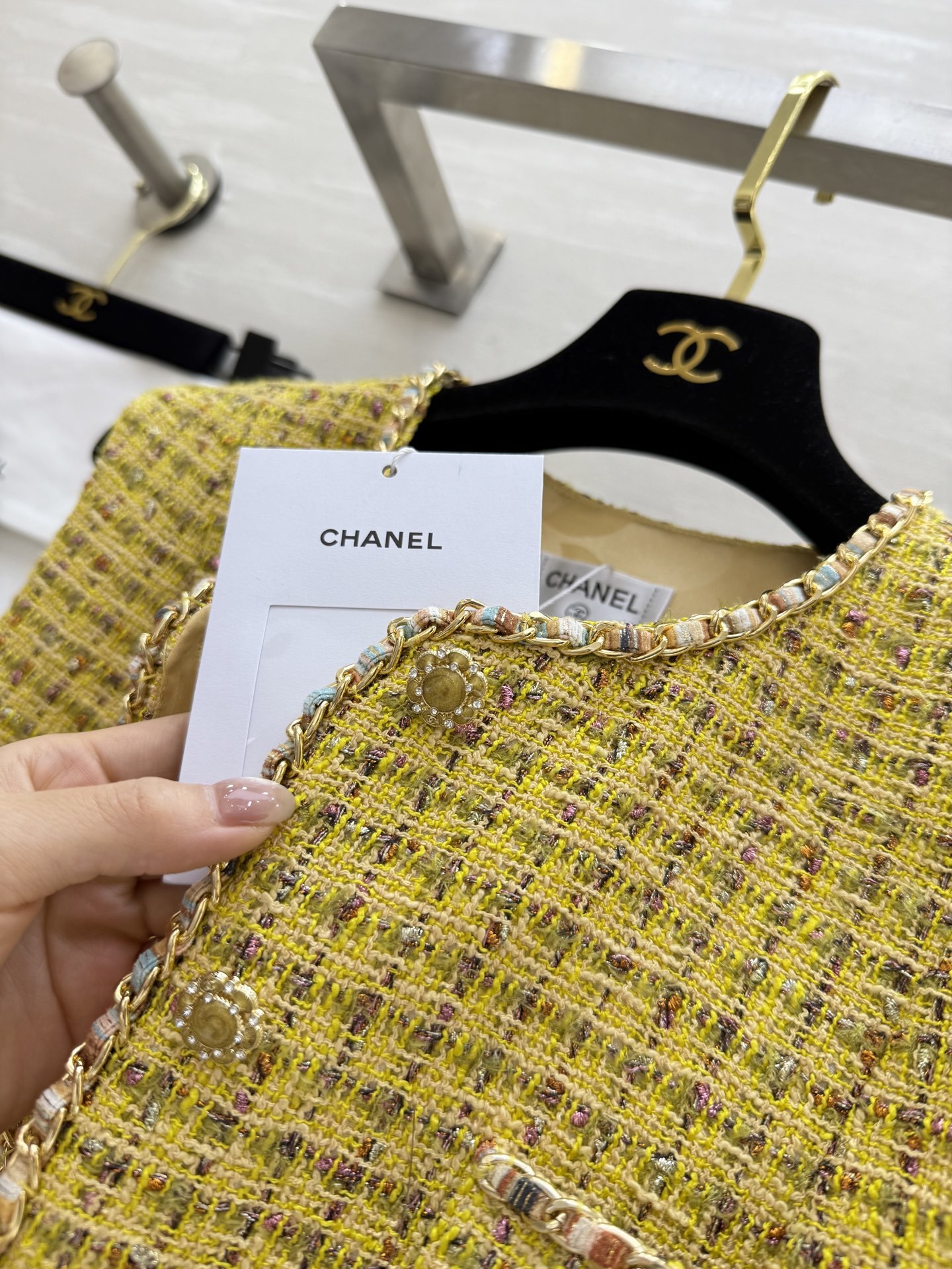 #Chane♡²⁵新款链条编织马甲 本季最佳必入绝绝子 定制特种粗呢黄编织软花呢面料 纯手工珠边挑针工艺