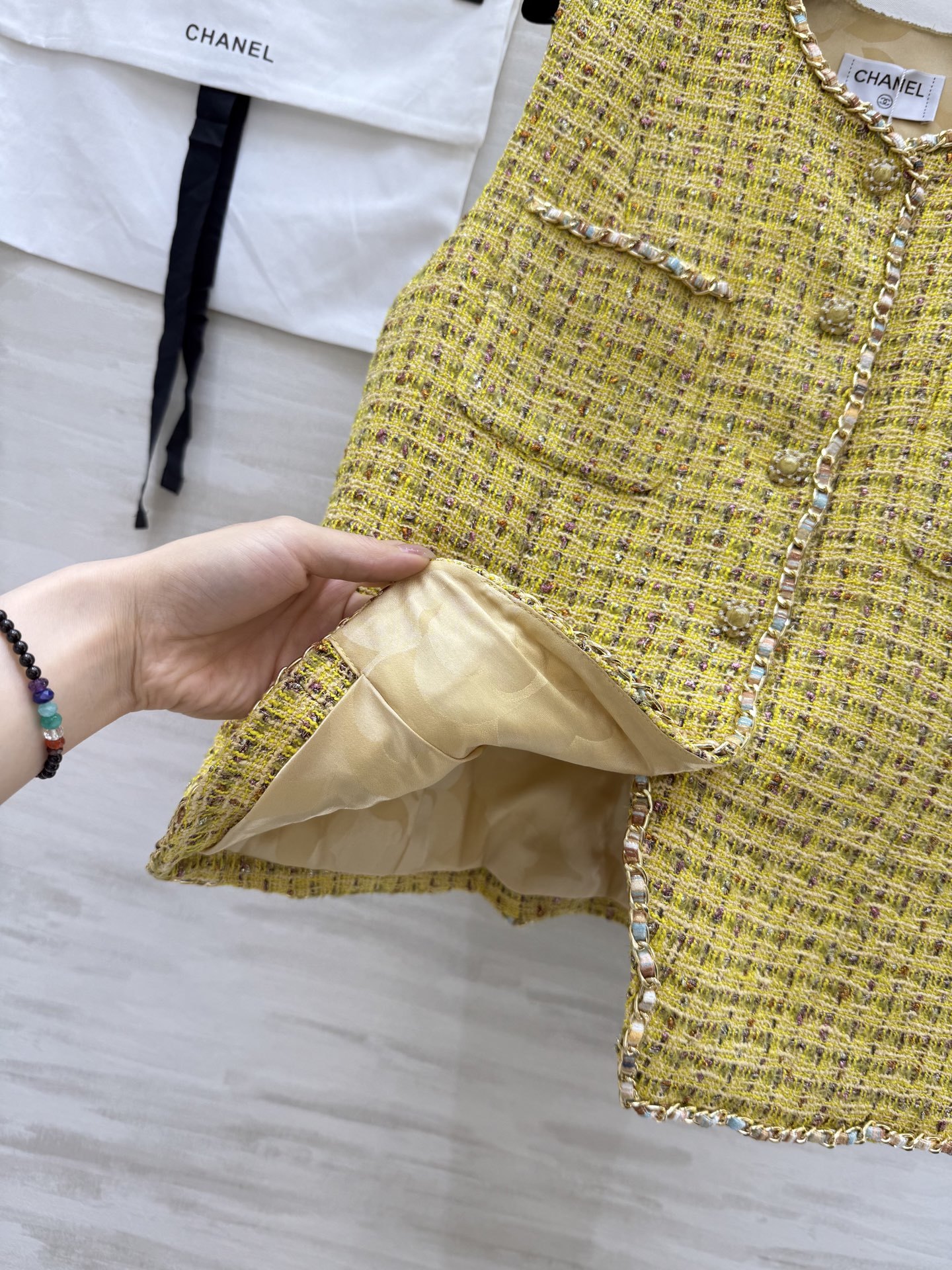#Chane♡²⁵新款链条编织马甲 本季最佳必入绝绝子 定制特种粗呢黄编织软花呢面料 纯手工珠边挑针工艺