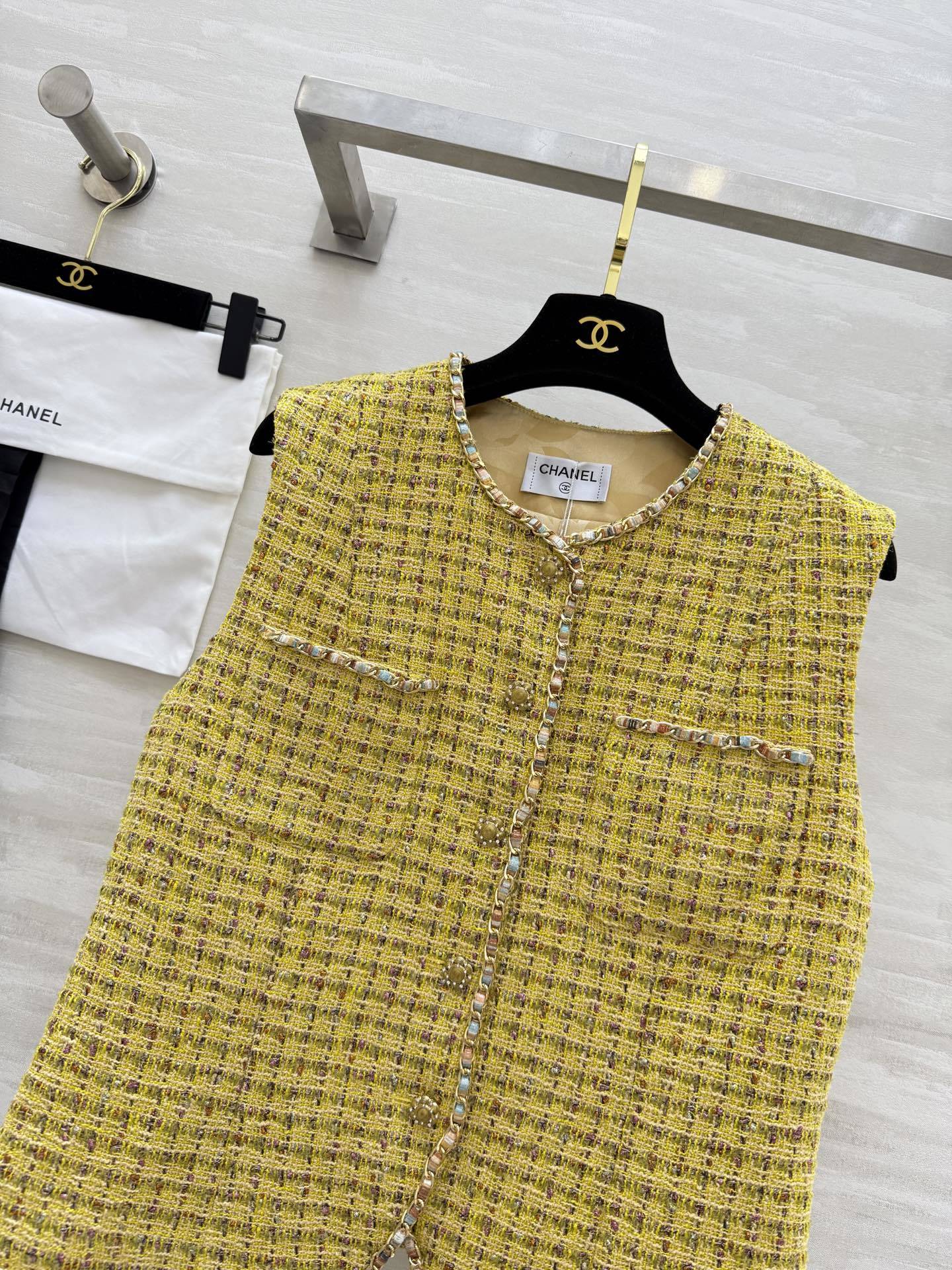#Chane♡²⁵新款链条编织马甲 本季最佳必入绝绝子 定制特种粗呢黄编织软花呢面料 纯手工珠边挑针工艺