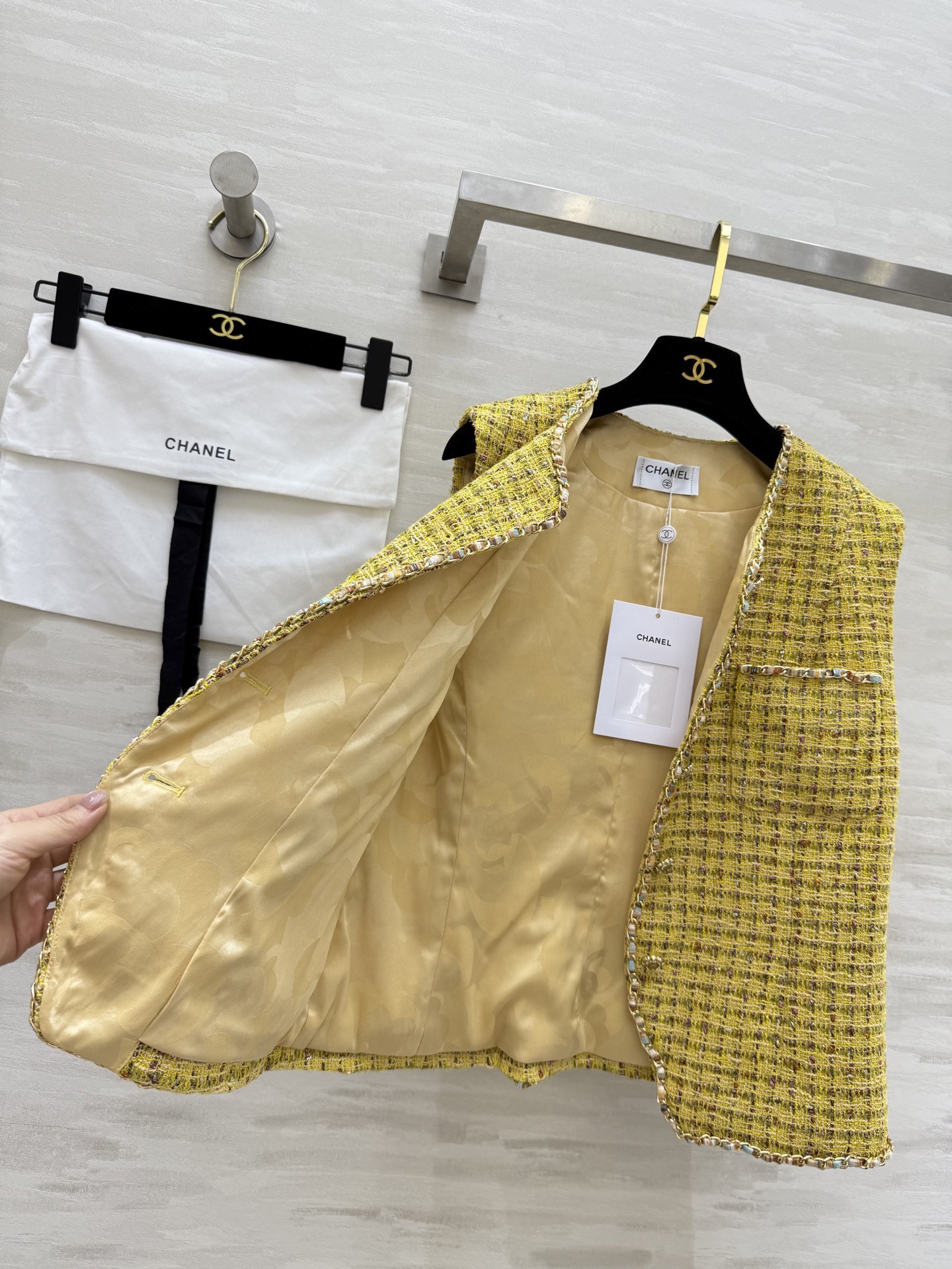 #Chane♡²⁵新款链条编织马甲 本季最佳必入绝绝子 定制特种粗呢黄编织软花呢面料 纯手工珠边挑针工艺