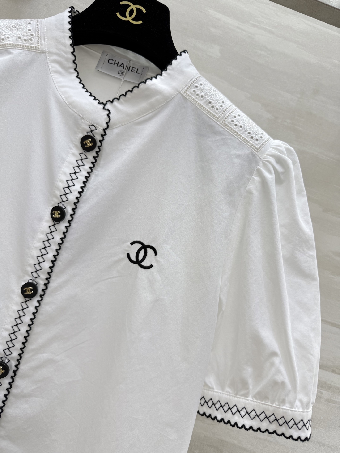 #Chane♡²⁵新款 黑色撞色边 刺绣立领短袖衬衣定制府绸棉面料 黑线刺绣撞色搭配特别好看 清新减龄