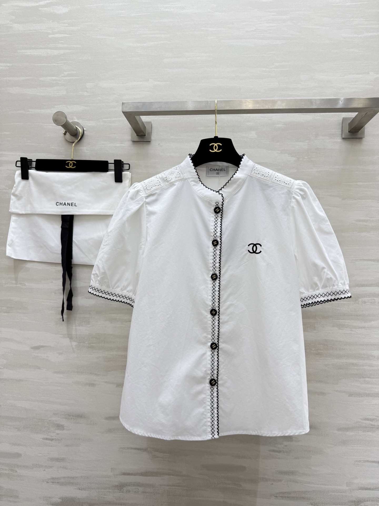 #Chane♡²⁵新款 黑色撞色边 刺绣立领短袖衬衣定制府绸棉面料 黑线刺绣撞色搭配特别好看 清新减龄 